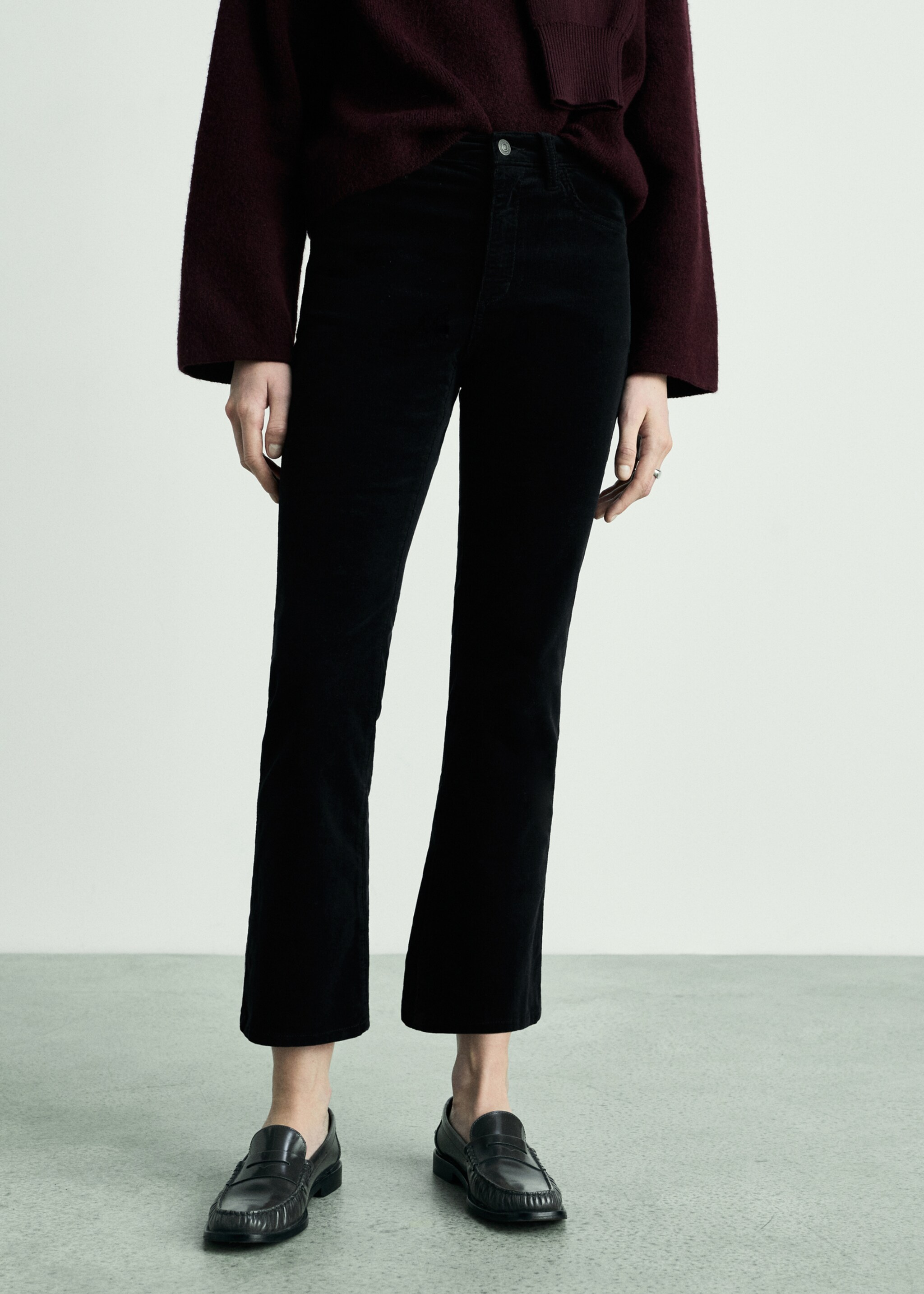 Blugi flare cropped Sienna din catifea cord - Plan mediu
