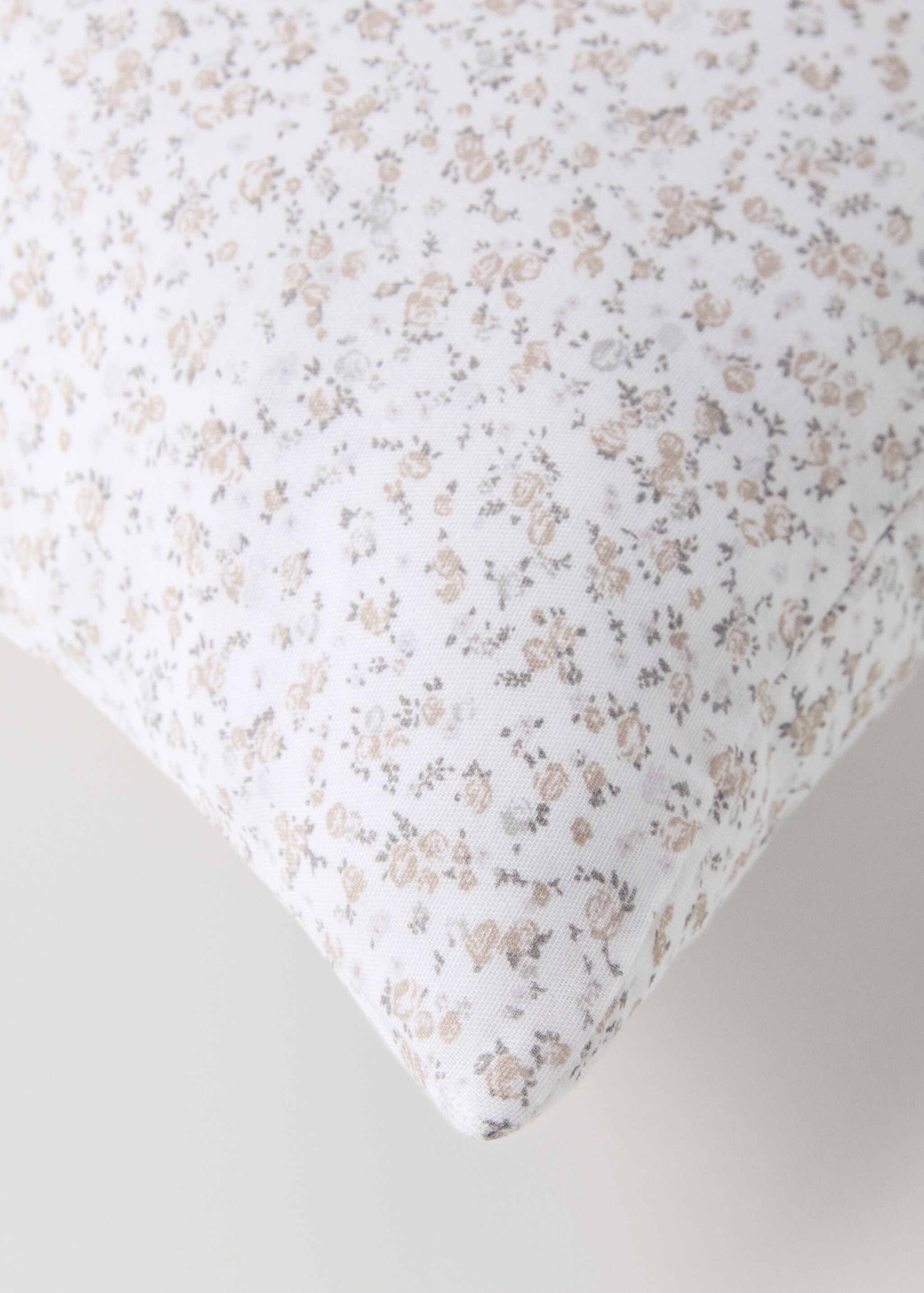 Cotton floral-print children’s cushion cover 40x40 cm - Details of the article 2, Beige. Ref: 87042547-00.