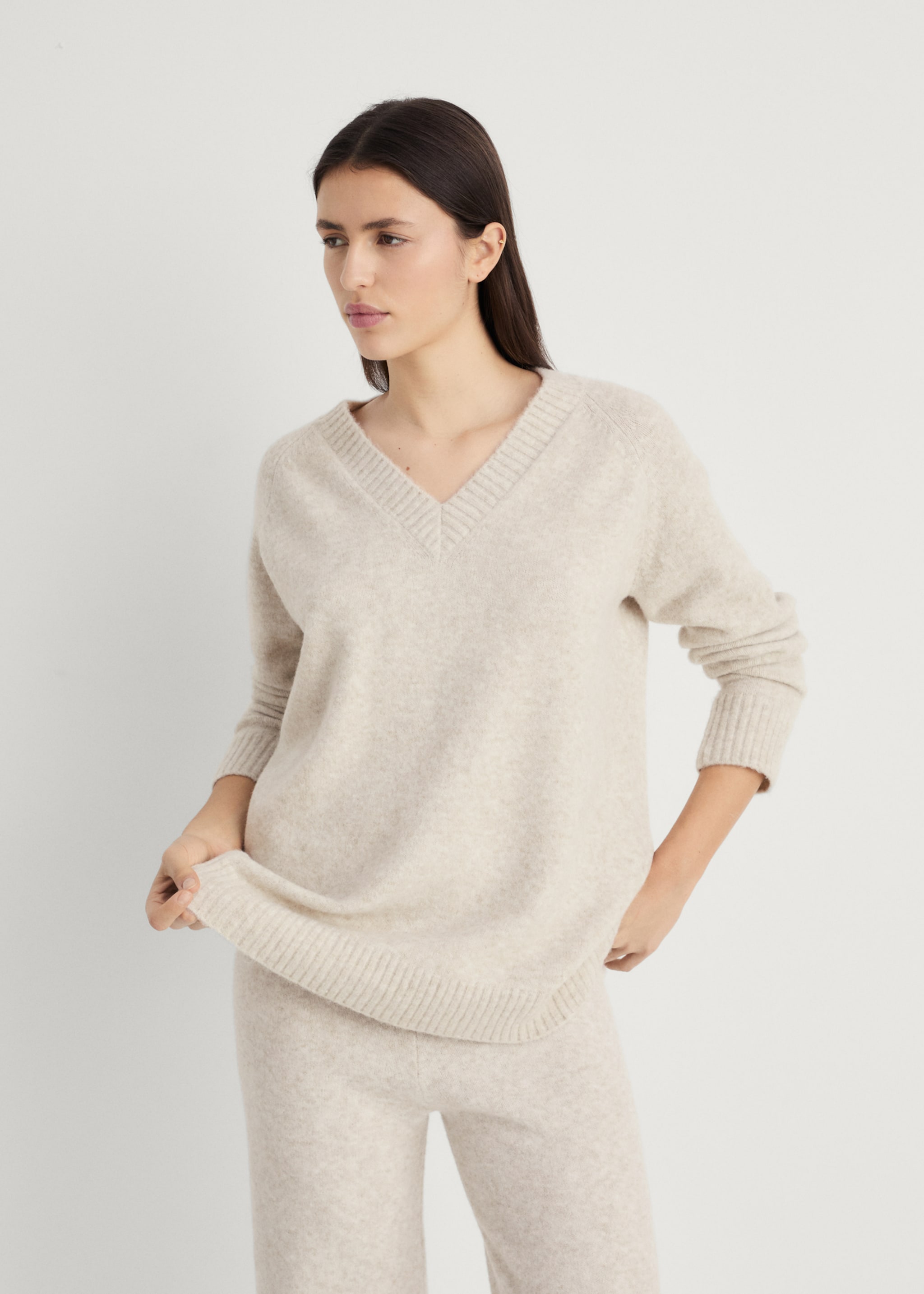 V-neck plain knitted sweater - Medium plane