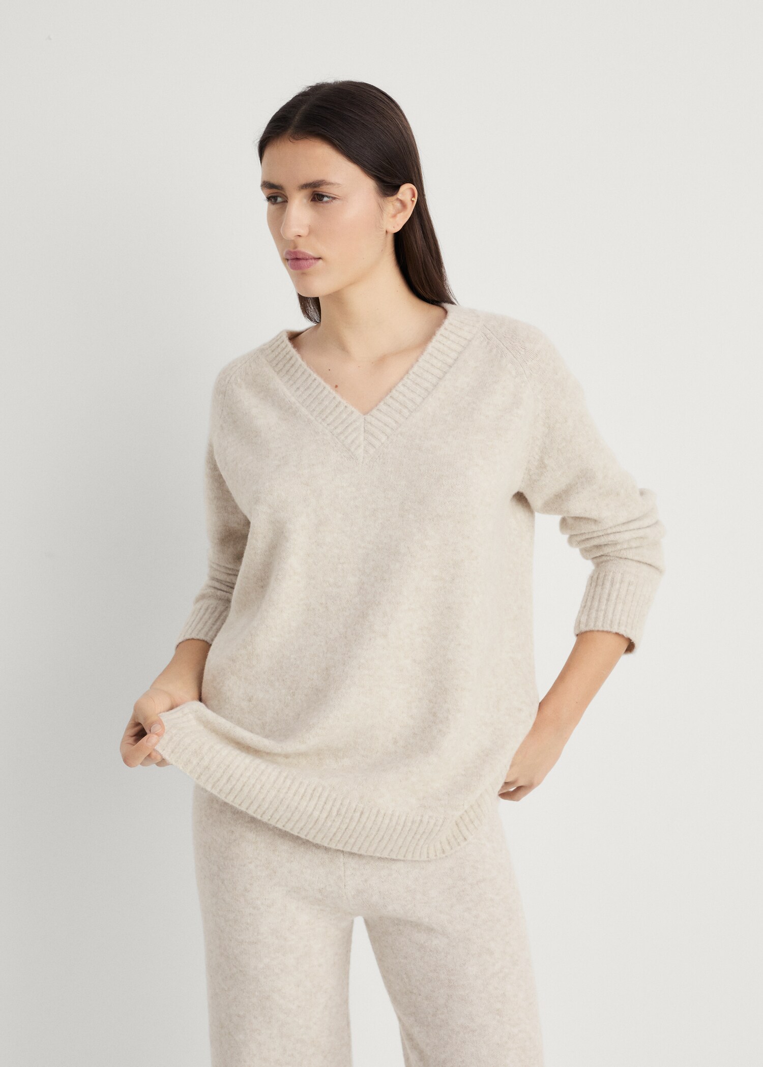 V-neck plain knitted sweater - Medium plane