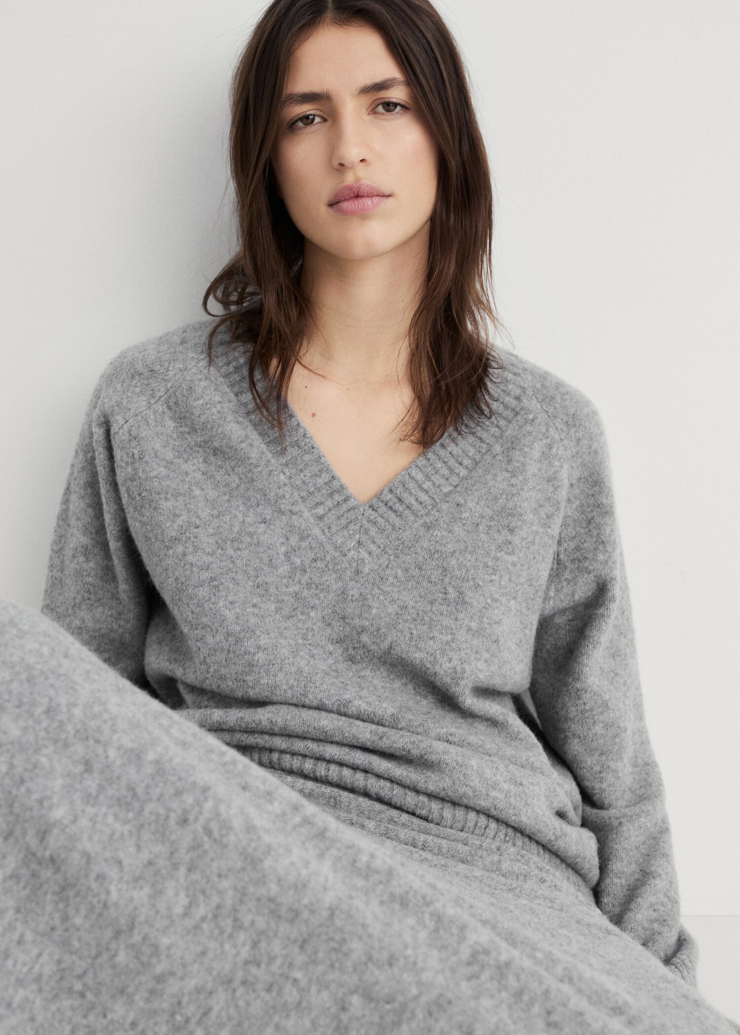 V-neck plain knitted sweater - Medium plane