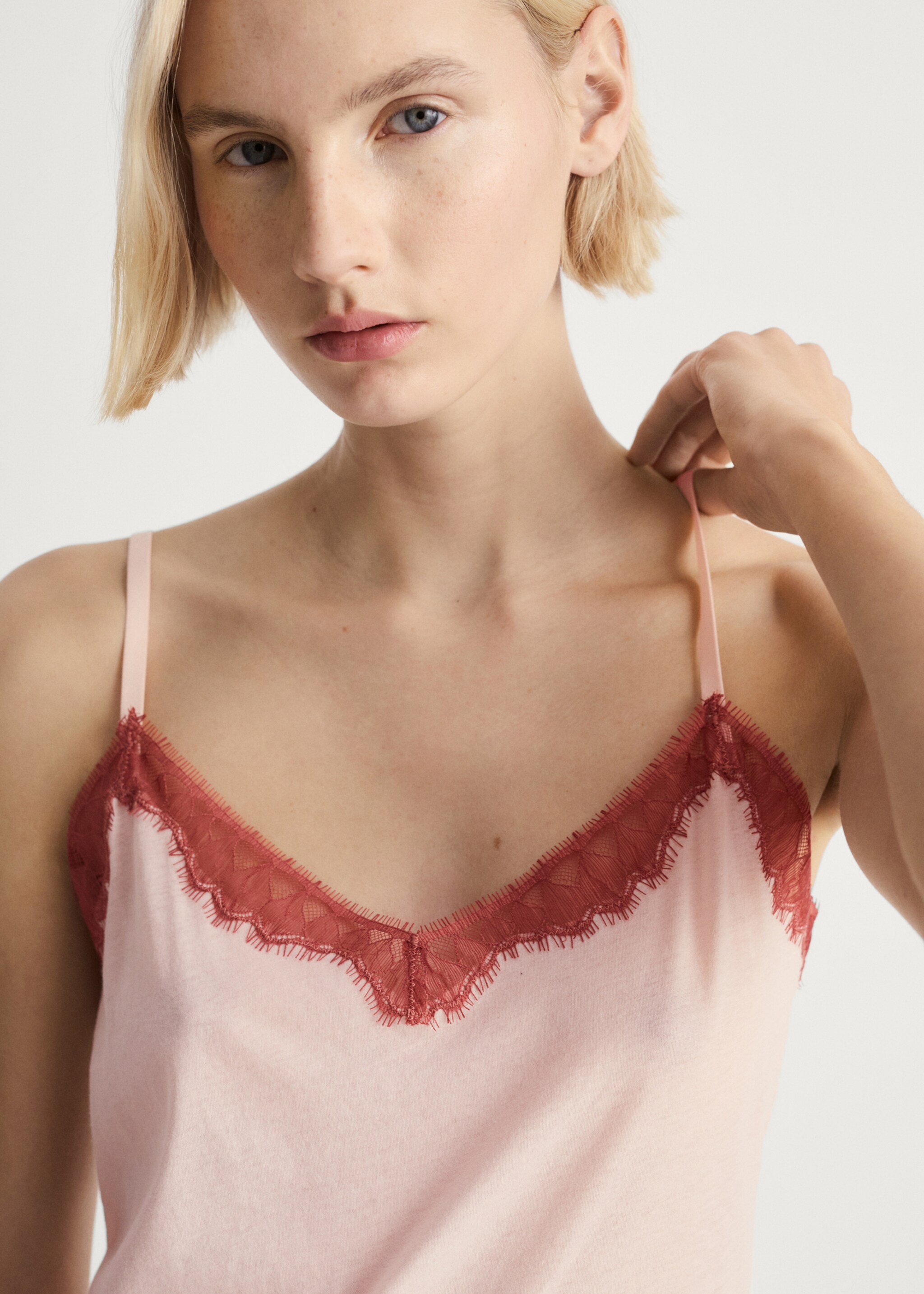 Lace-trimmed nightgown - Details of the article 1