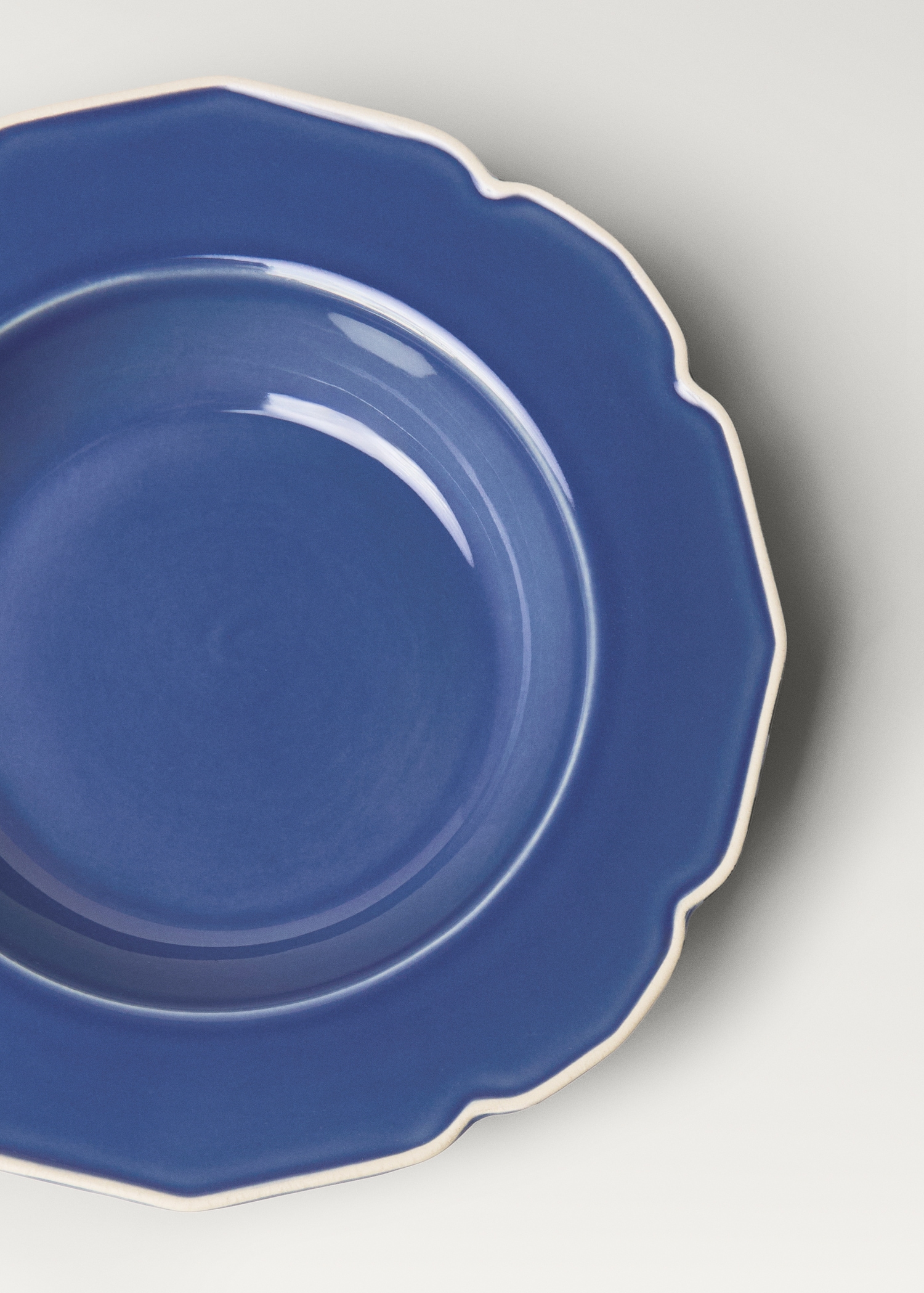 Stoneware deep plate with waves - Details of the article 1