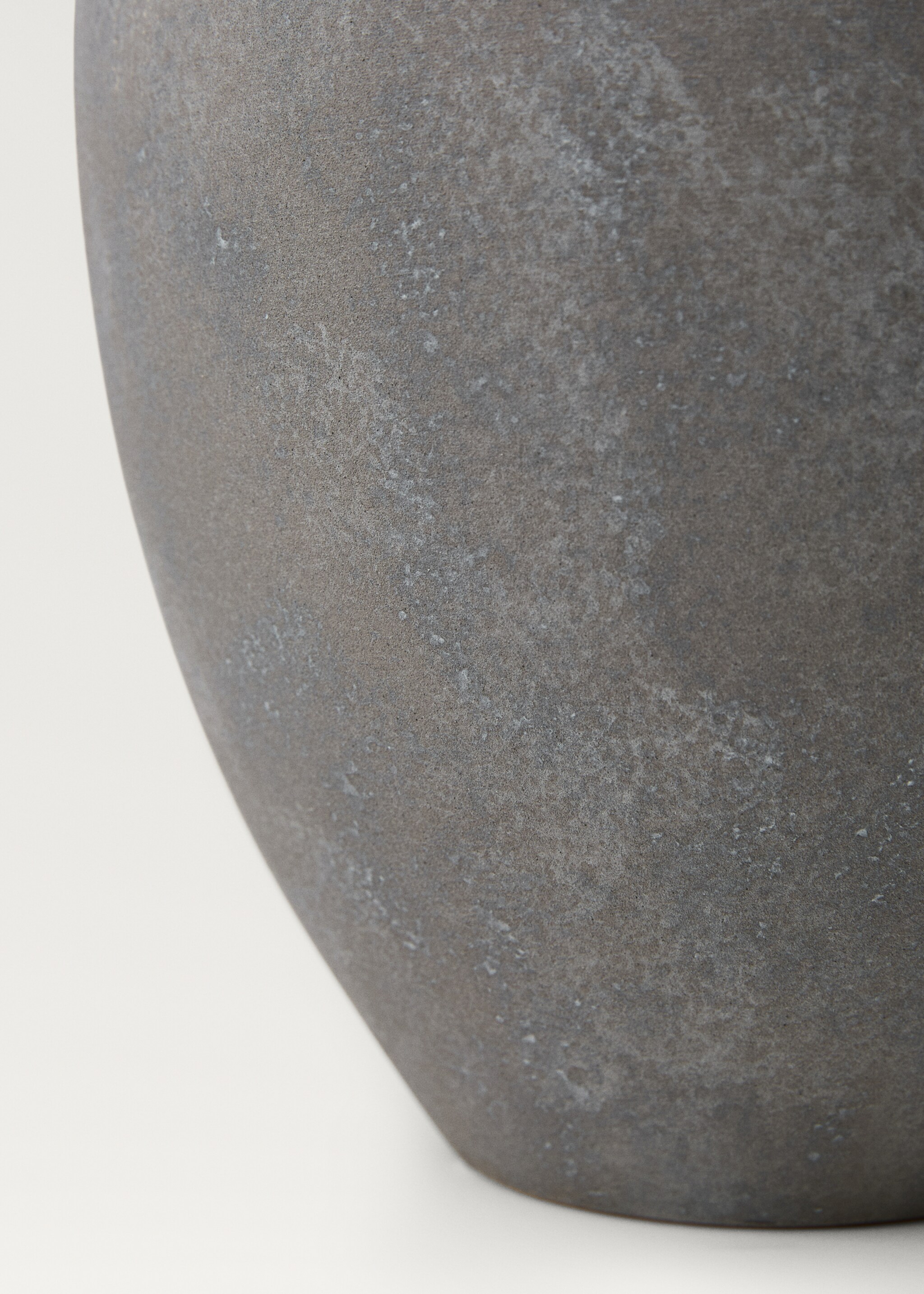 Medium matte-finish earthenware vase - Details of the article 2