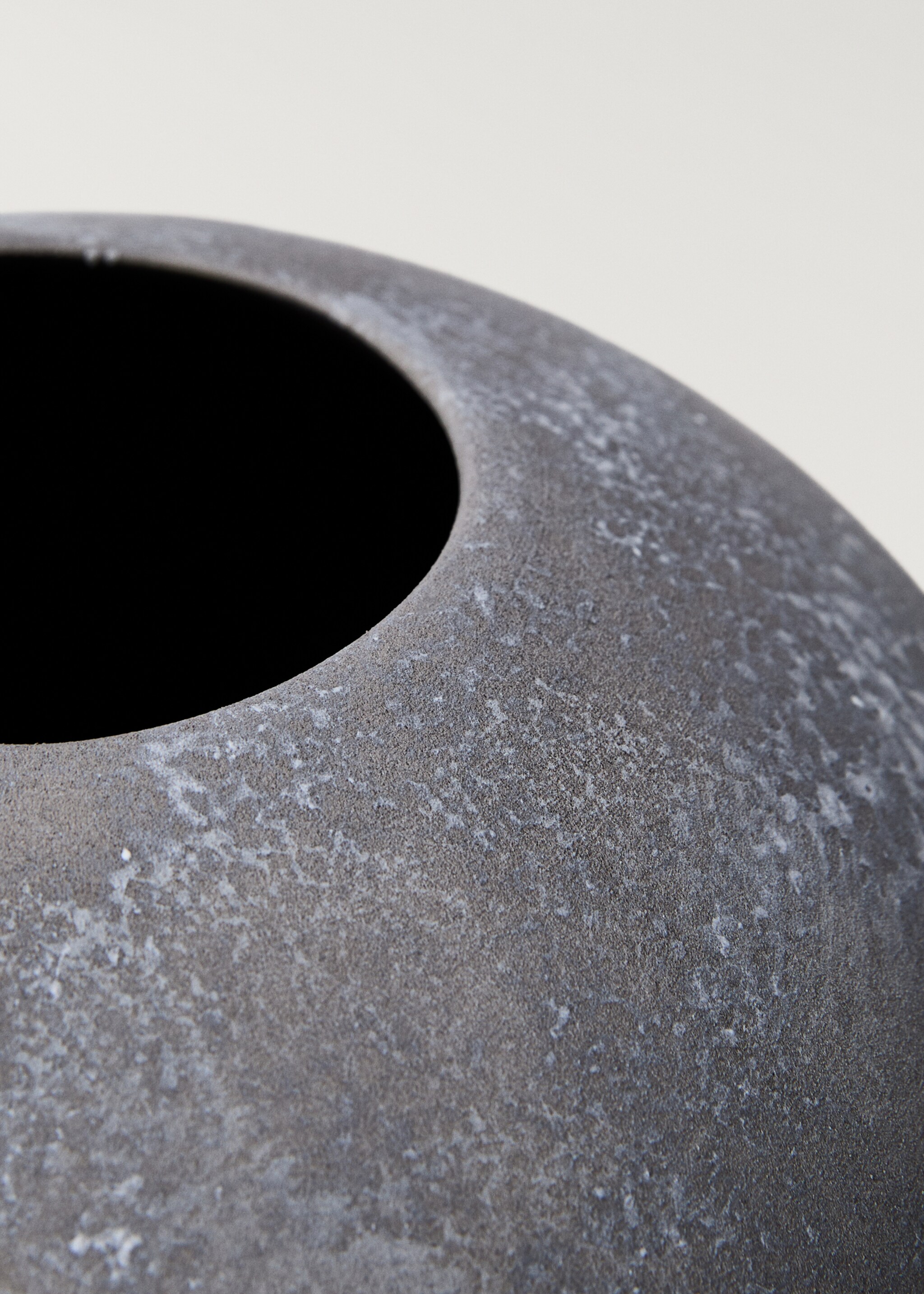 Medium matte-finish earthenware vase - Details of the article 3