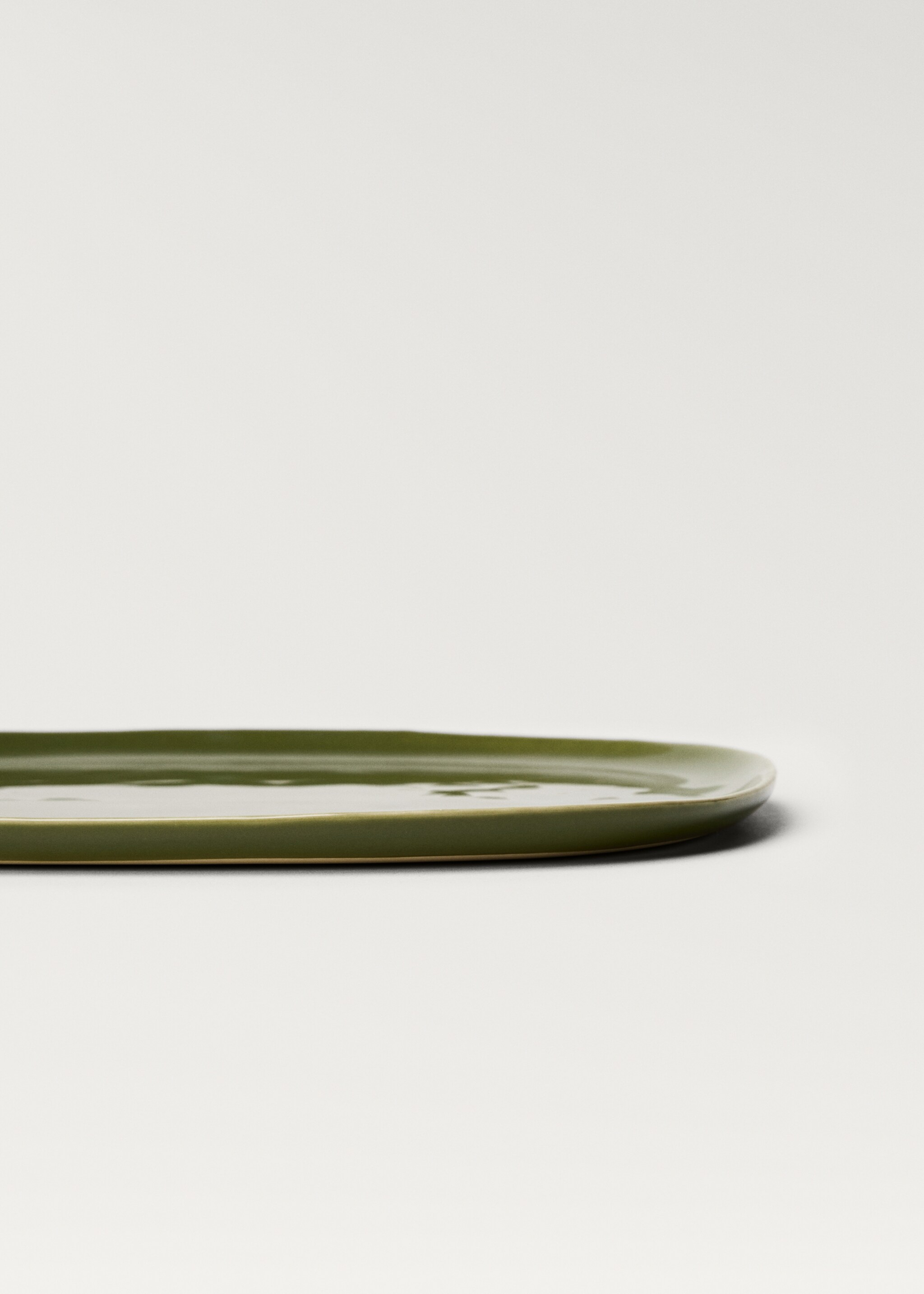 Large stoneware serving dish with plain design - Details of the article 2
