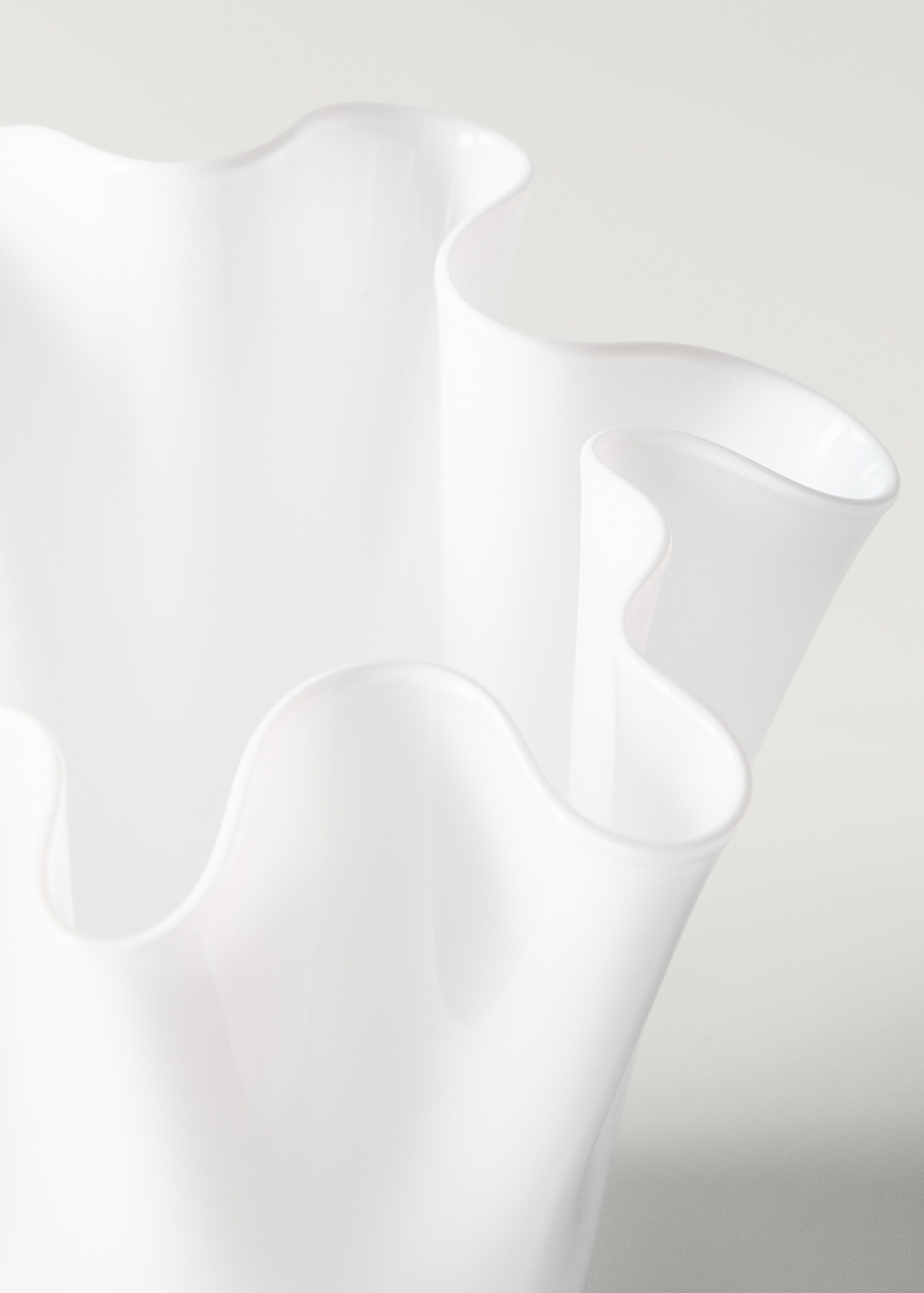 Irregular hand-blown glass vase - Details of the article 1