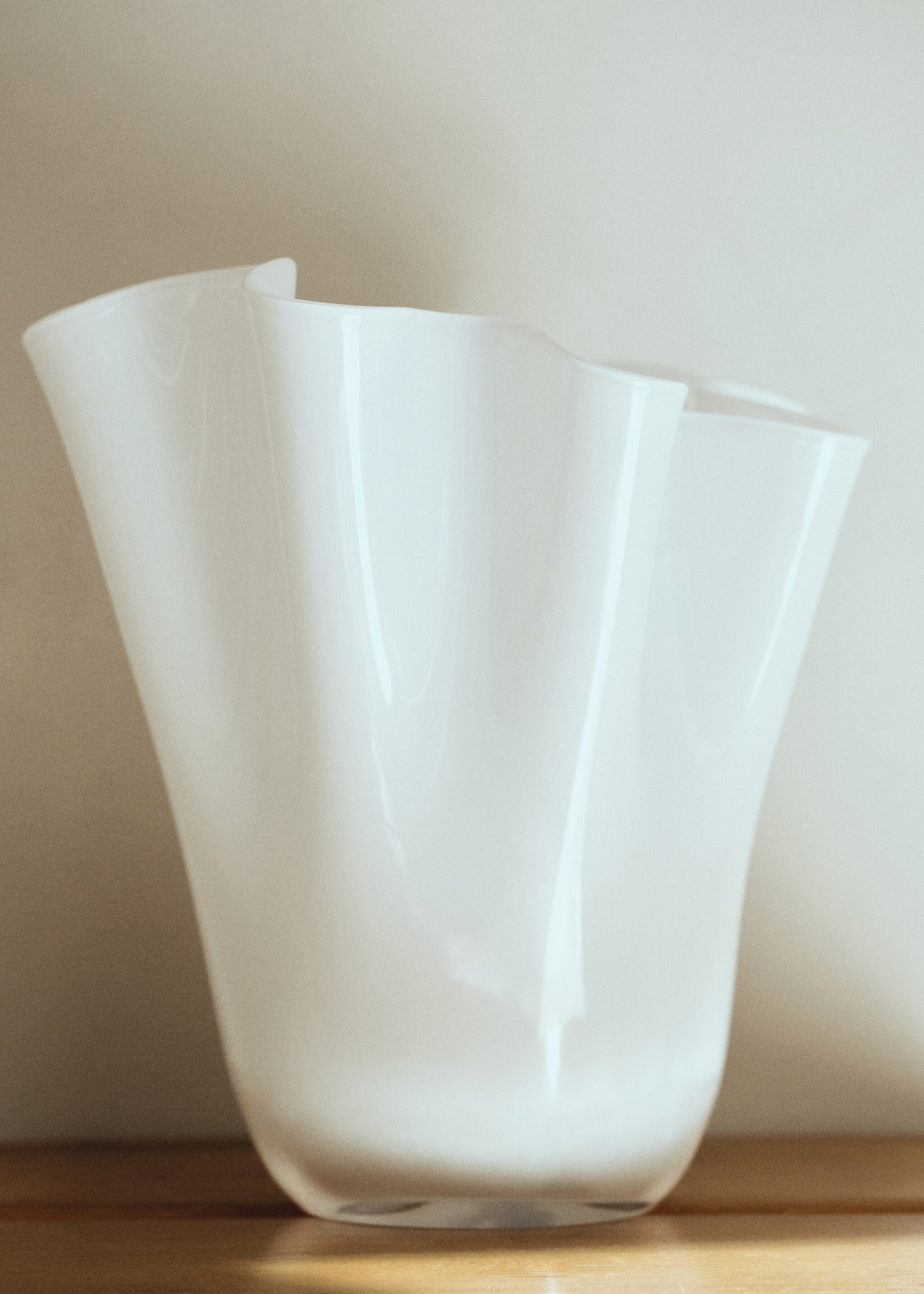 Irregular hand-blown glass vase - Details of the article 6
