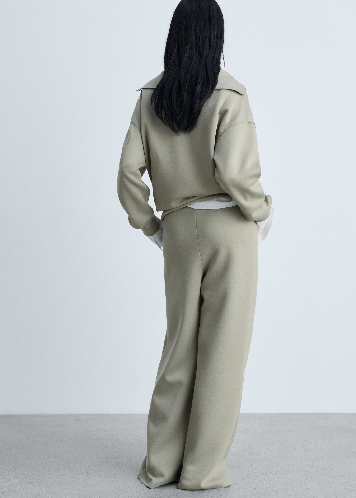 Wideleg-Jogger-Pants mit Abnähern - Rückseite des Artikels