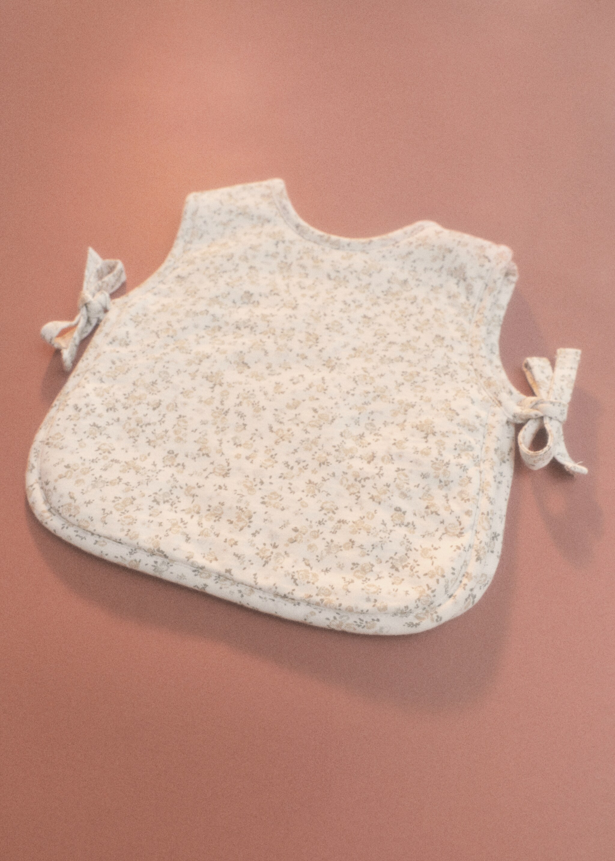 Bib with mini-flower print - Details of the article 6, White. Ref: 87043308-00.