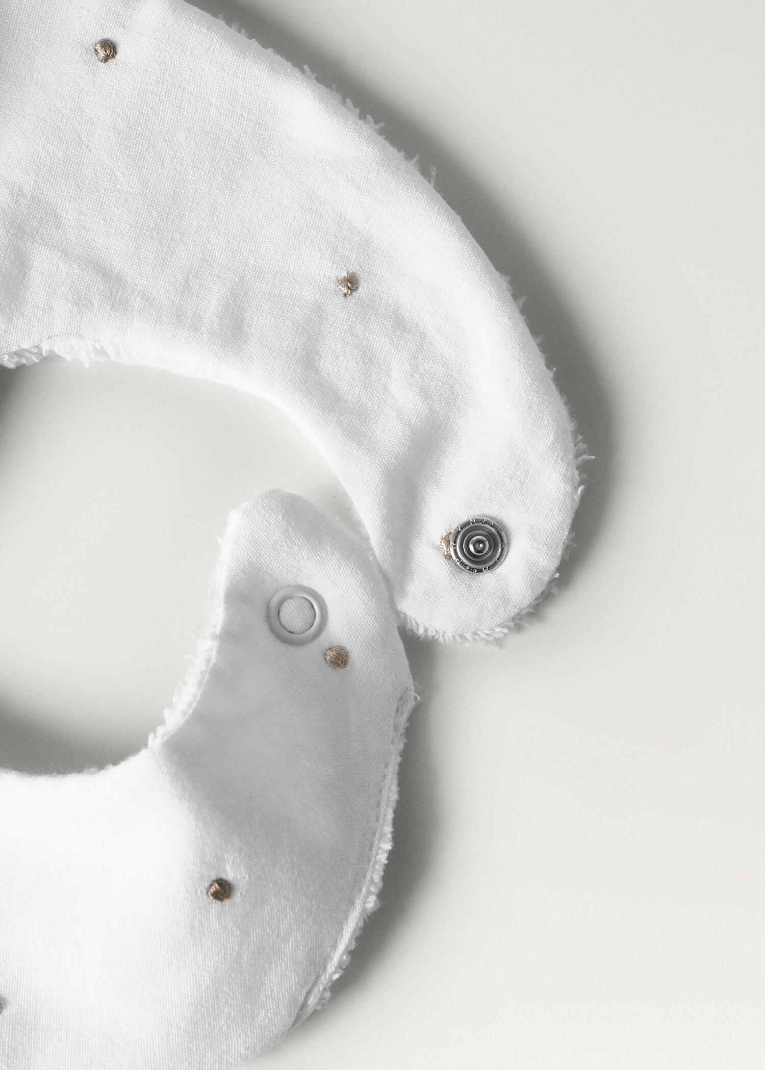 Embroidered terry cloth bib with polka-dots - Details of the article 2
