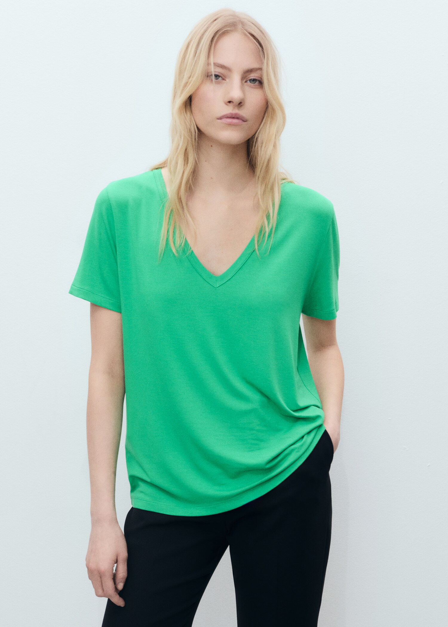 V-neck T-shirt - Medium plane