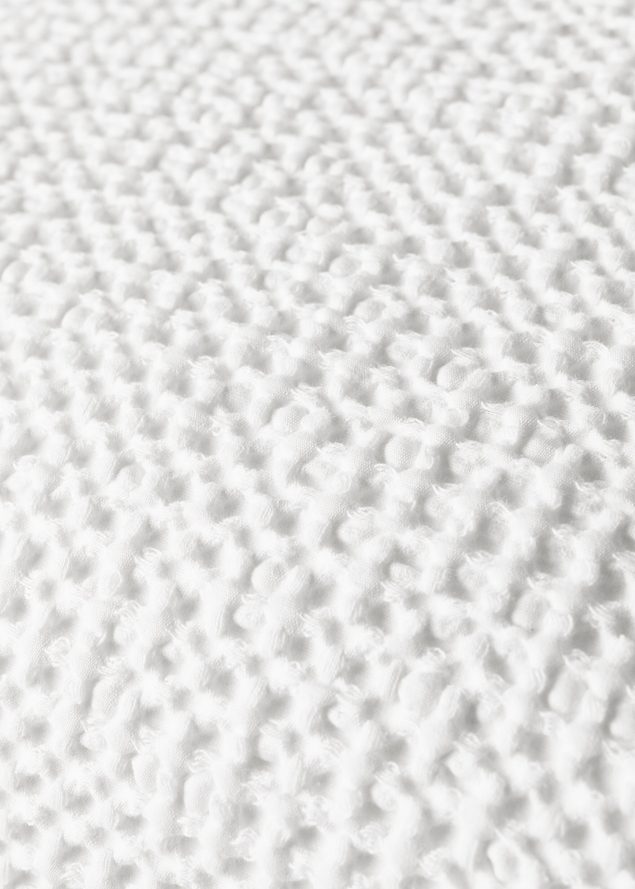 Children’s waffle-cotton garment-dyed cushion cover  40x40cm - Details of the article 1, White. Ref: 87044084-00.