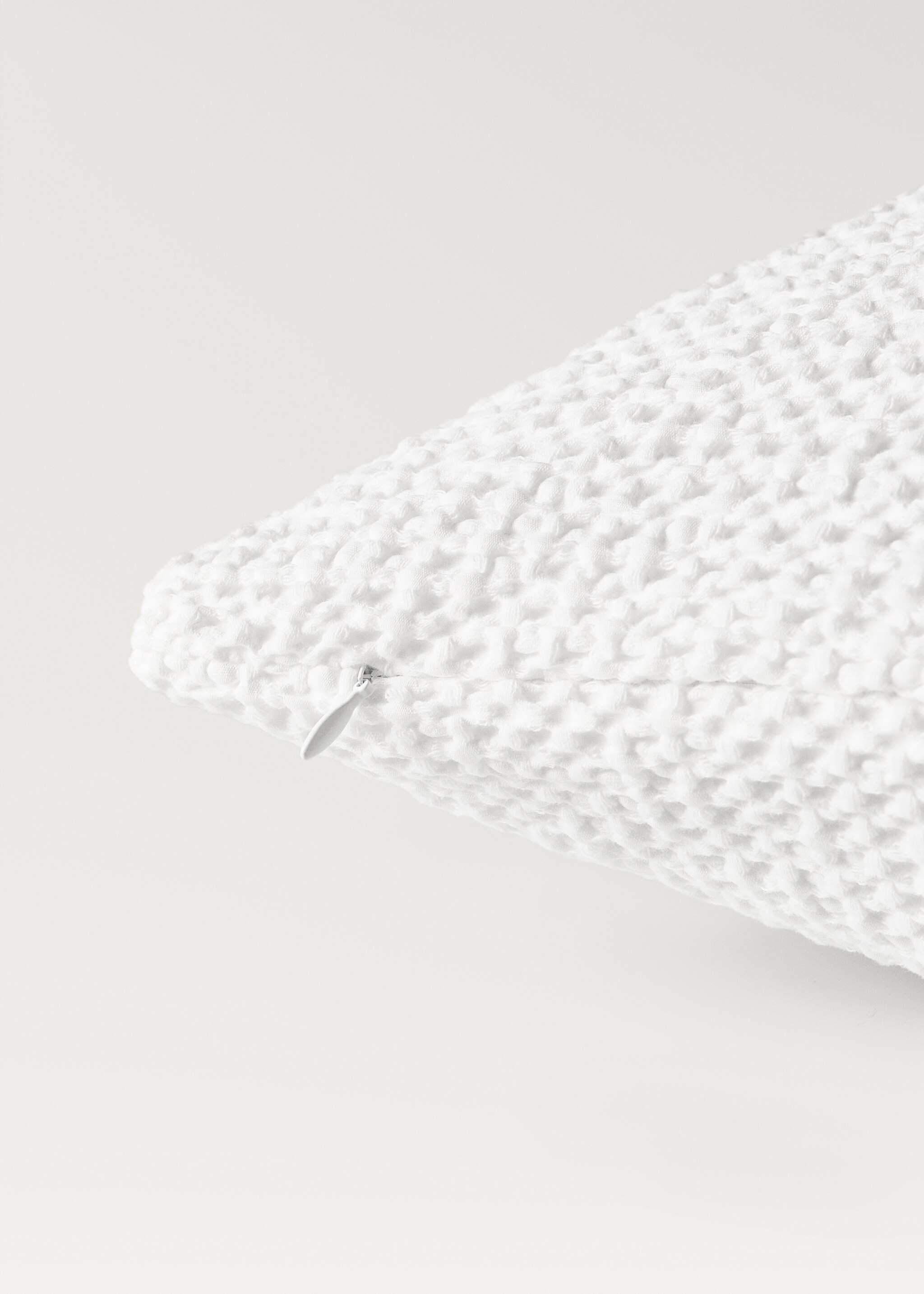 Children’s waffle-cotton garment-dyed cushion cover  40x40cm - Details of the article 2, White. Ref: 87044084-00.