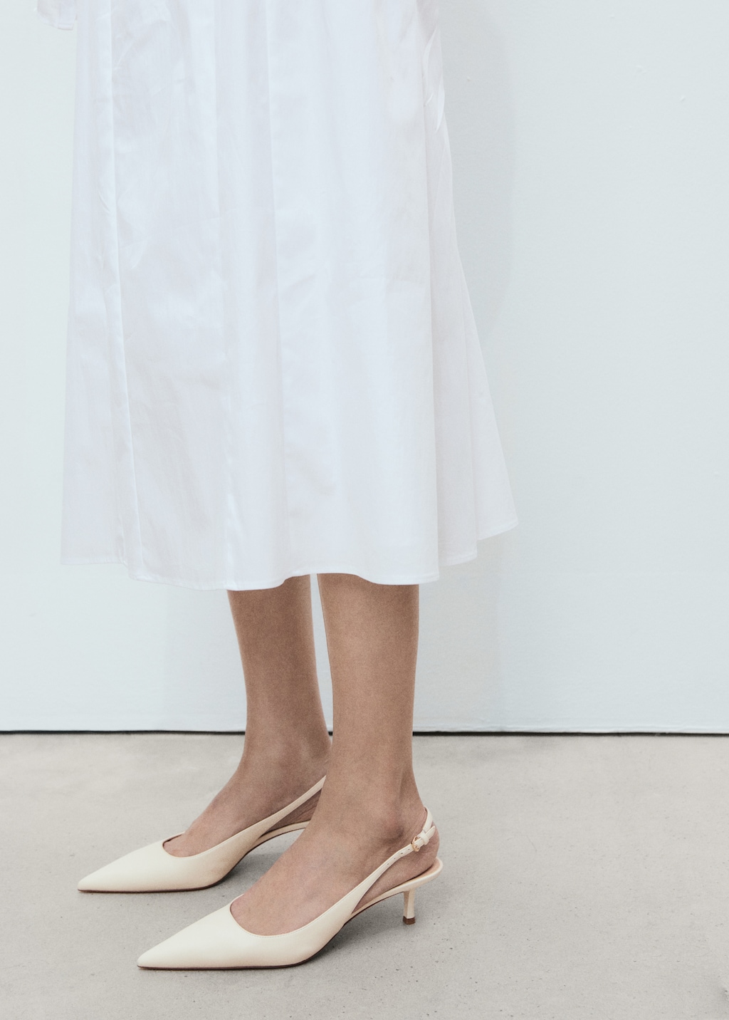 Pointed kitten-heel shoes