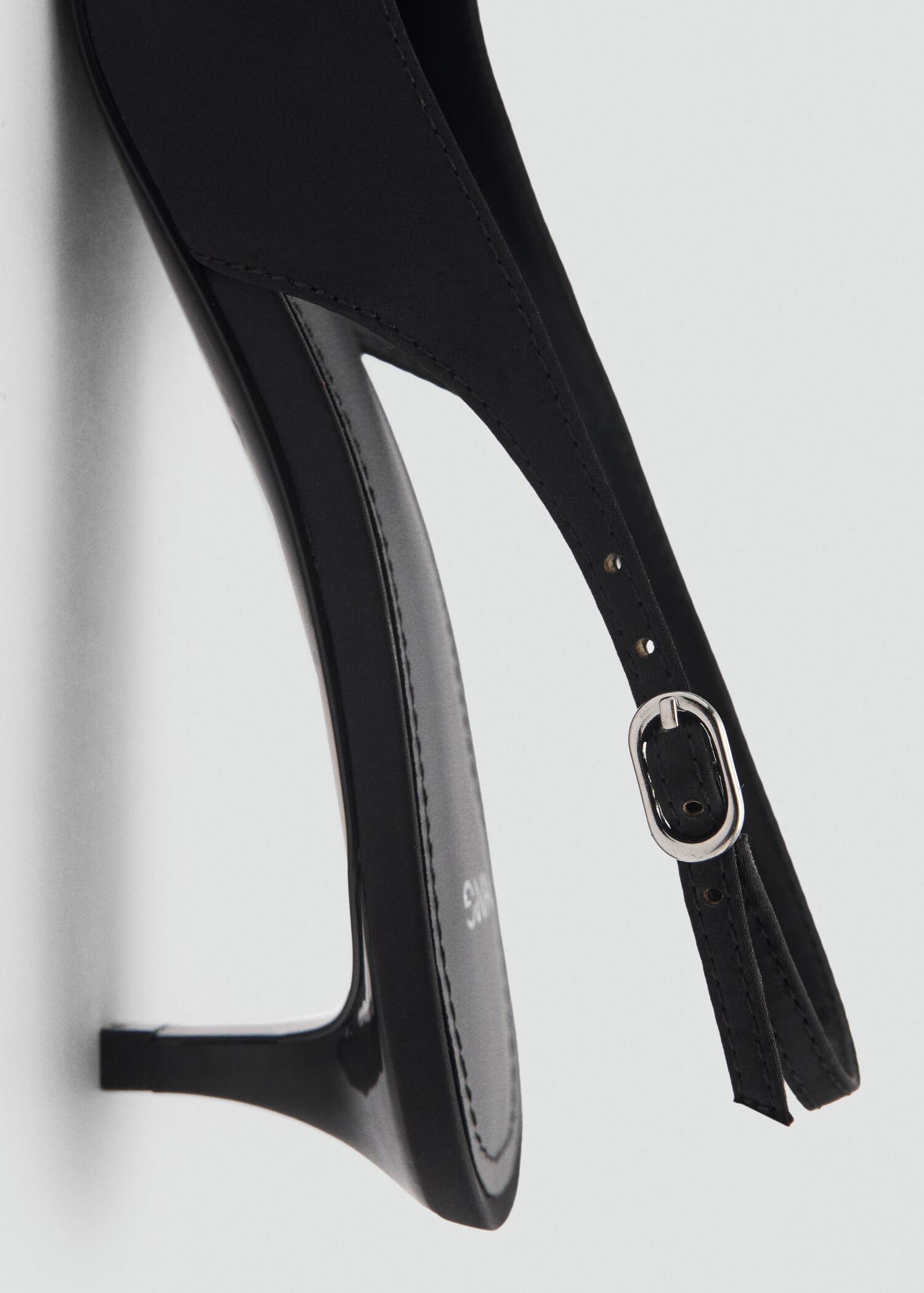 High-heeled shoes with pointed toe and bow - Details of the article 1