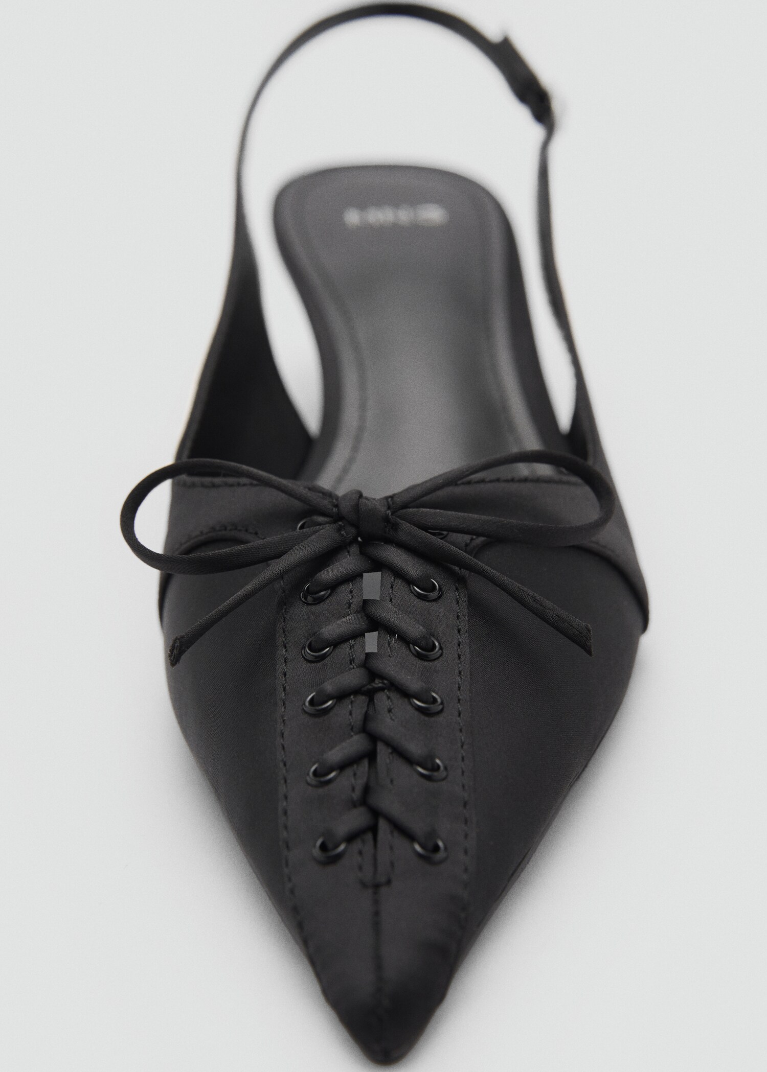 High-heeled shoes with pointed toe and bow - Details of the article 2