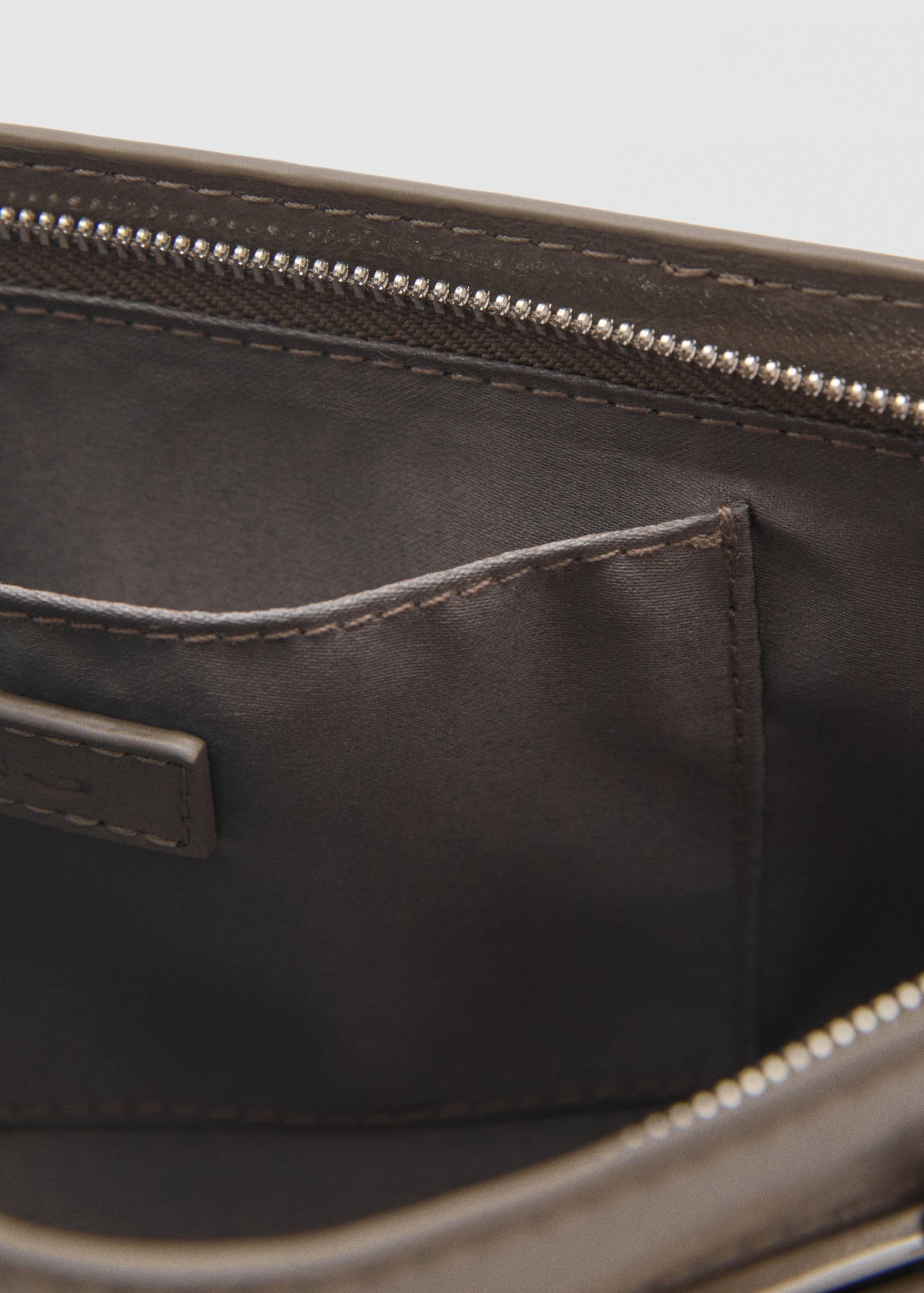 Shoulder bag with pochette pockets - Details of the article 2