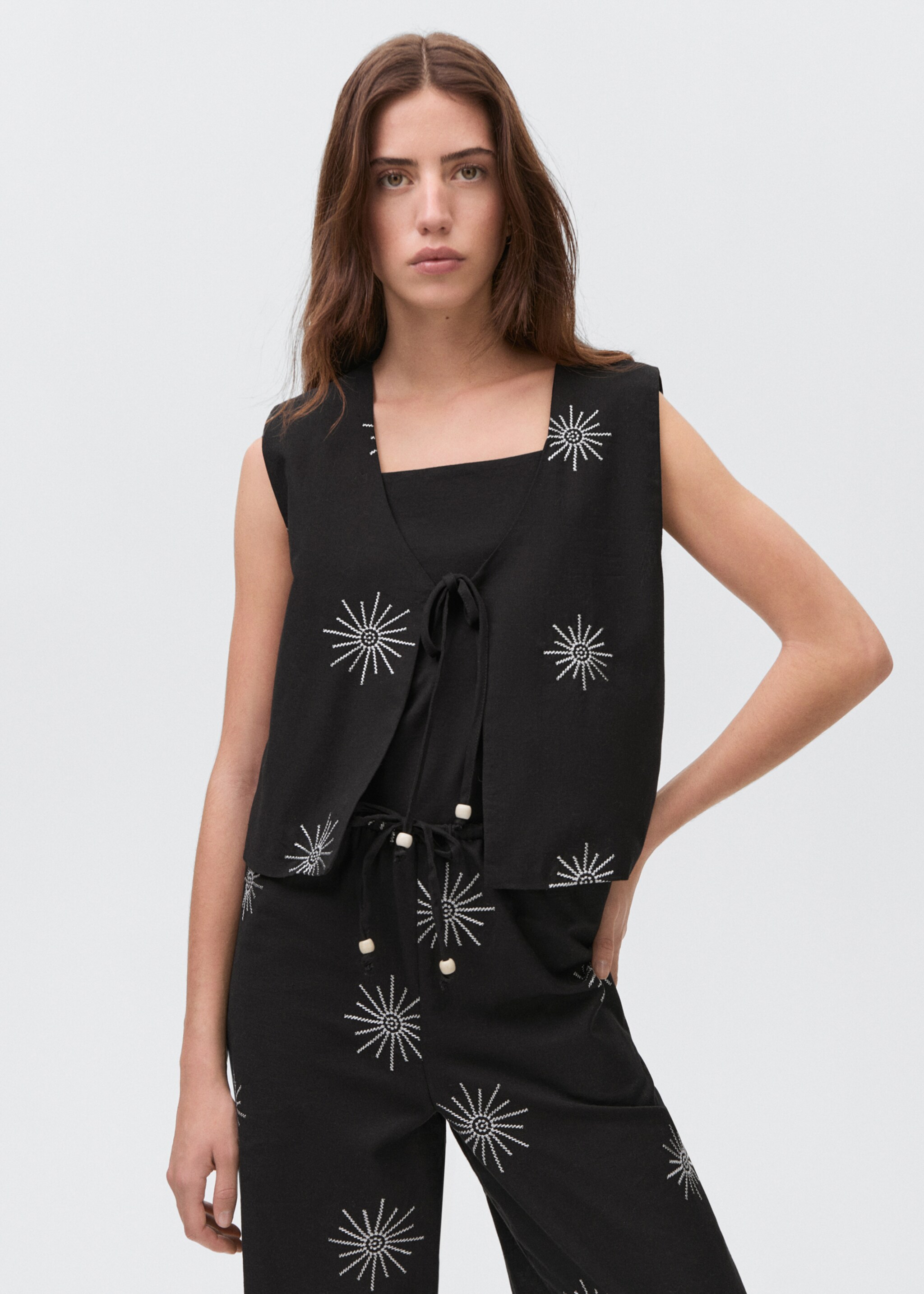 Embroidered top with bow closure - Medium plane
