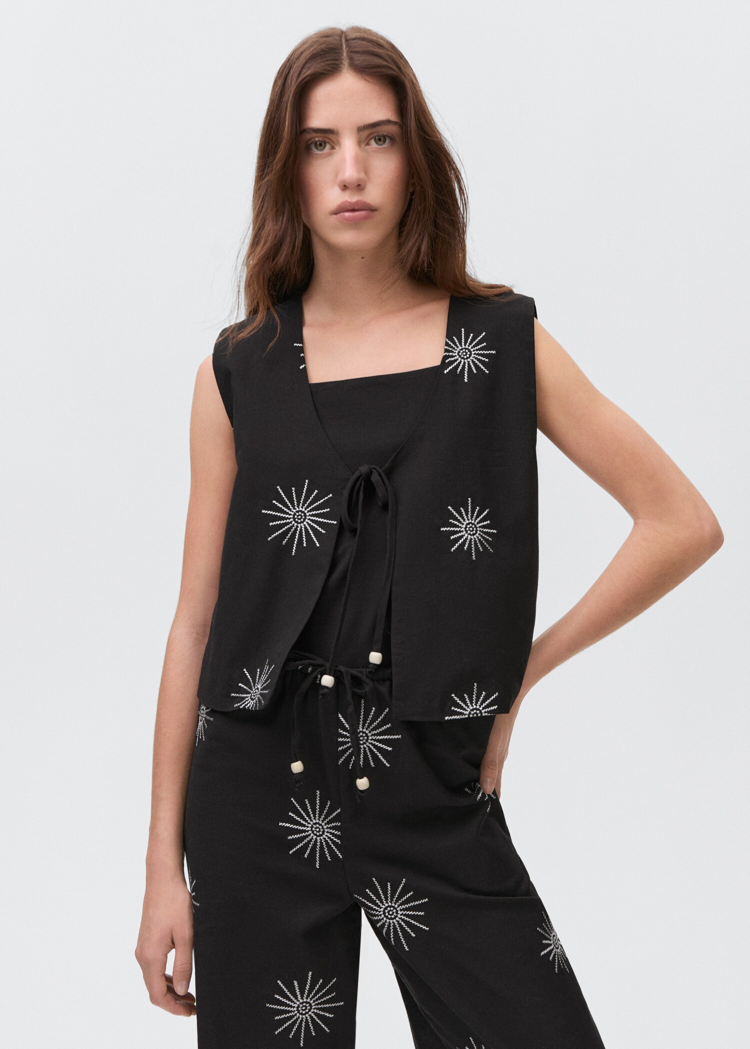 Embroidered top with bow closure - Medium plane