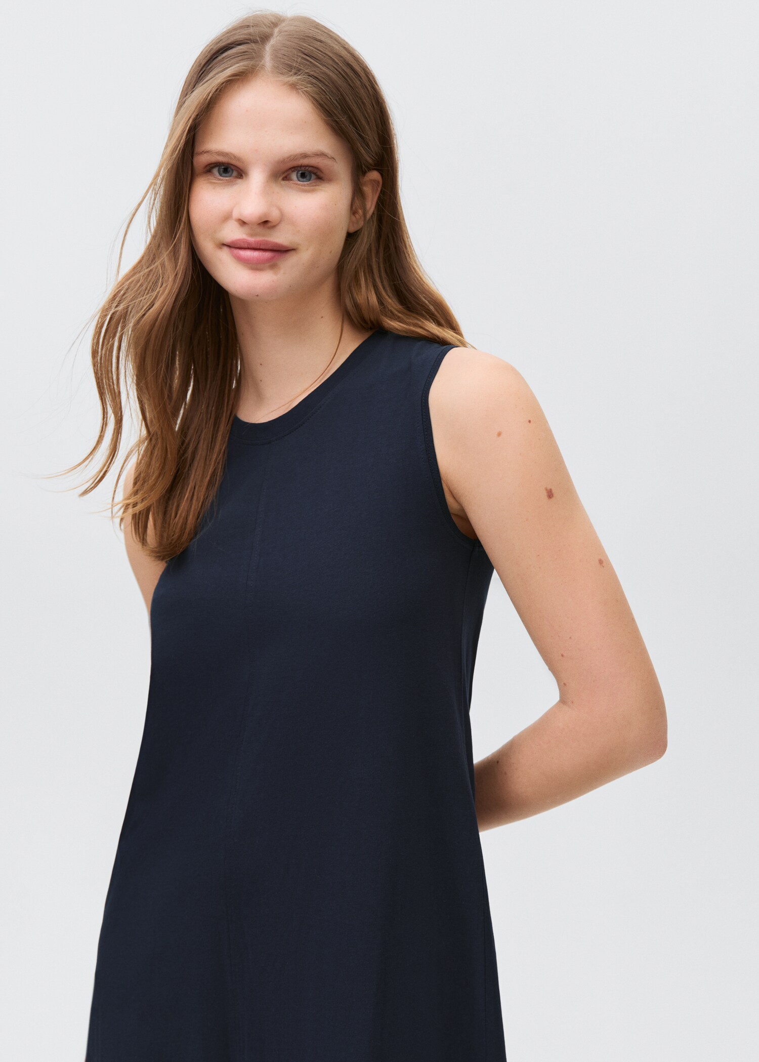 Langes Kleid ohne Ärmel - Mittlere Ansicht
