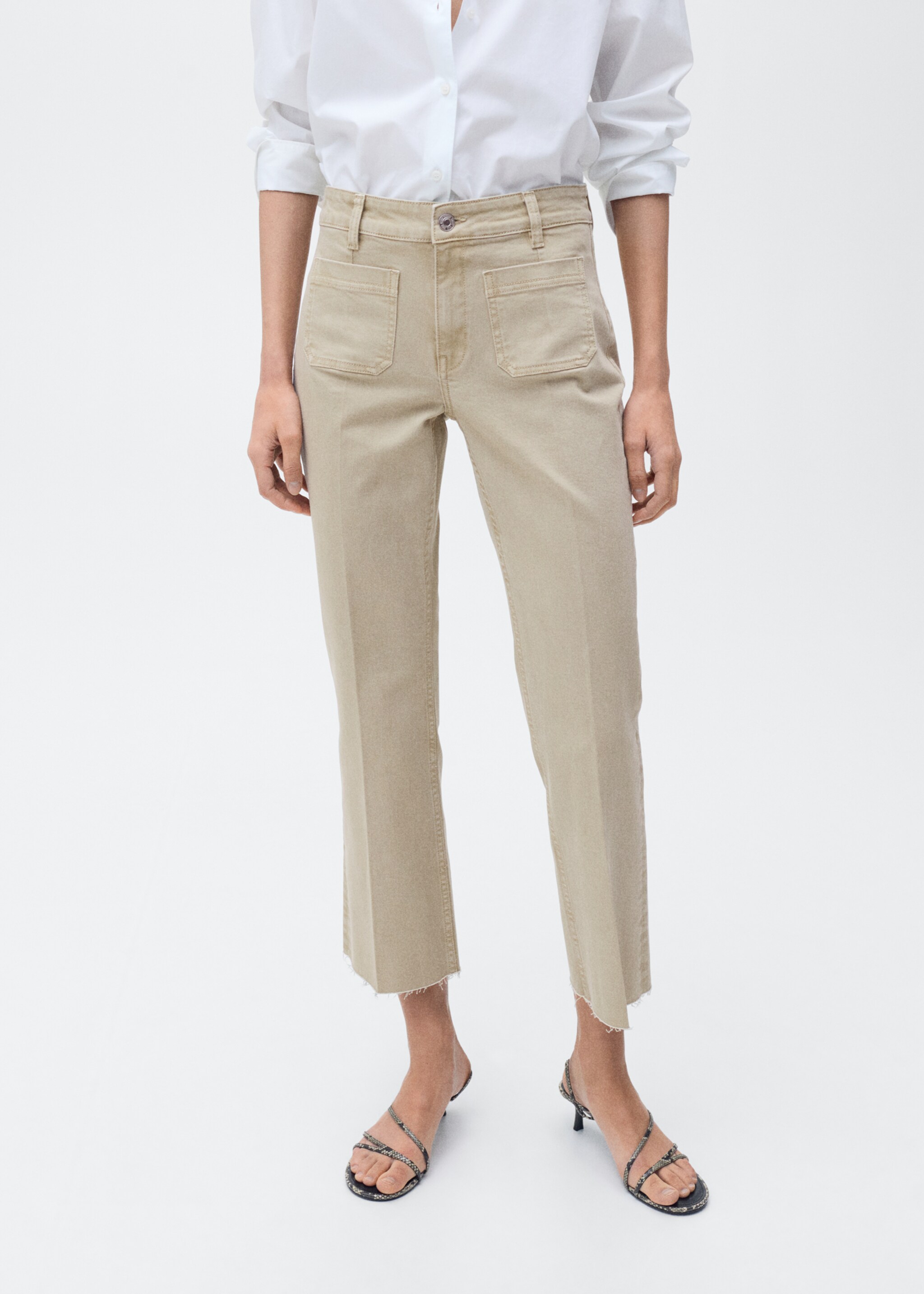 Jeans flare crop bolsillos - Plano medio