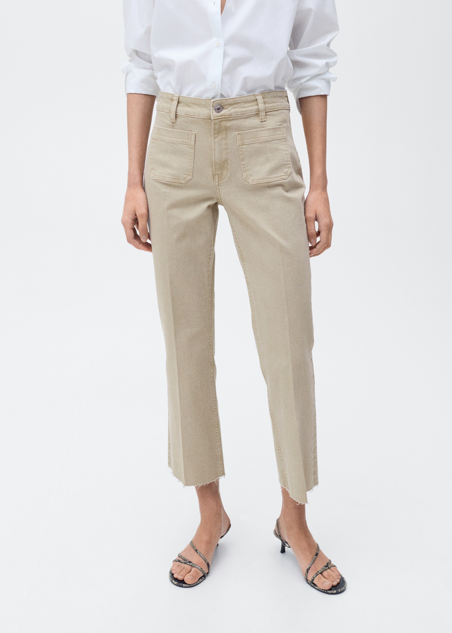Jeans flare crop bolsillos - Plano medio