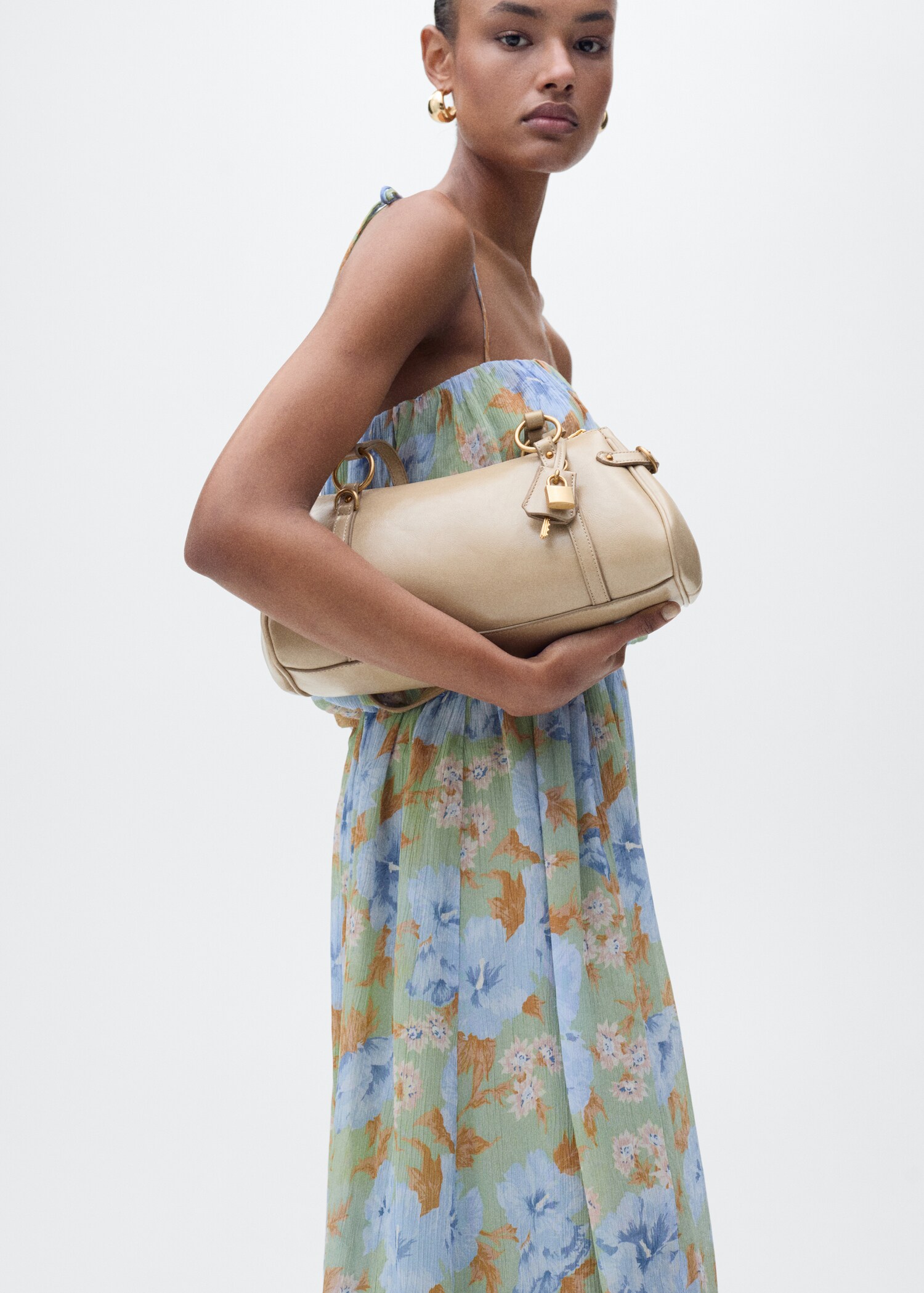 Vestido floral cintura fruncida - Plano medio