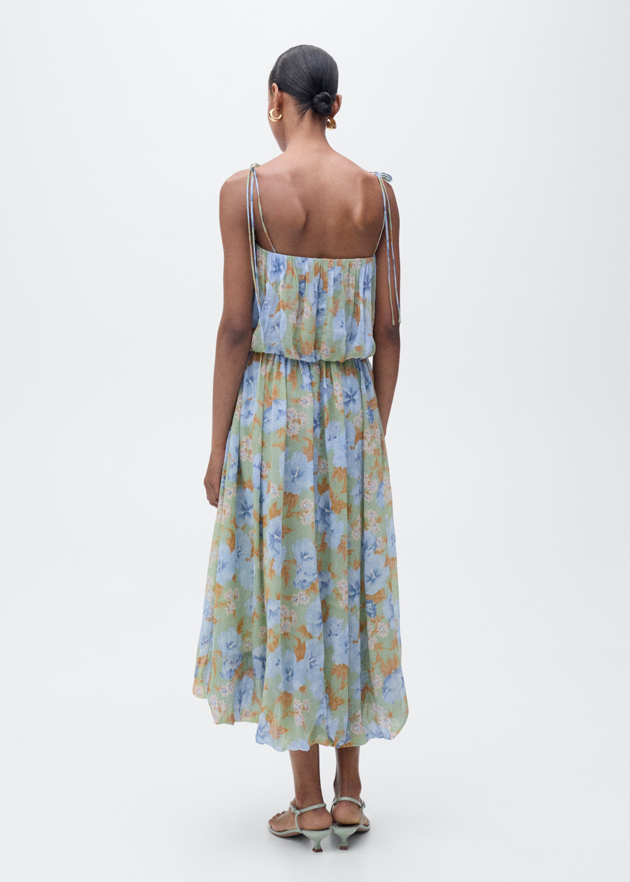Geblümtes Kleid mit geraffter Taille - Rückseite des Artikels