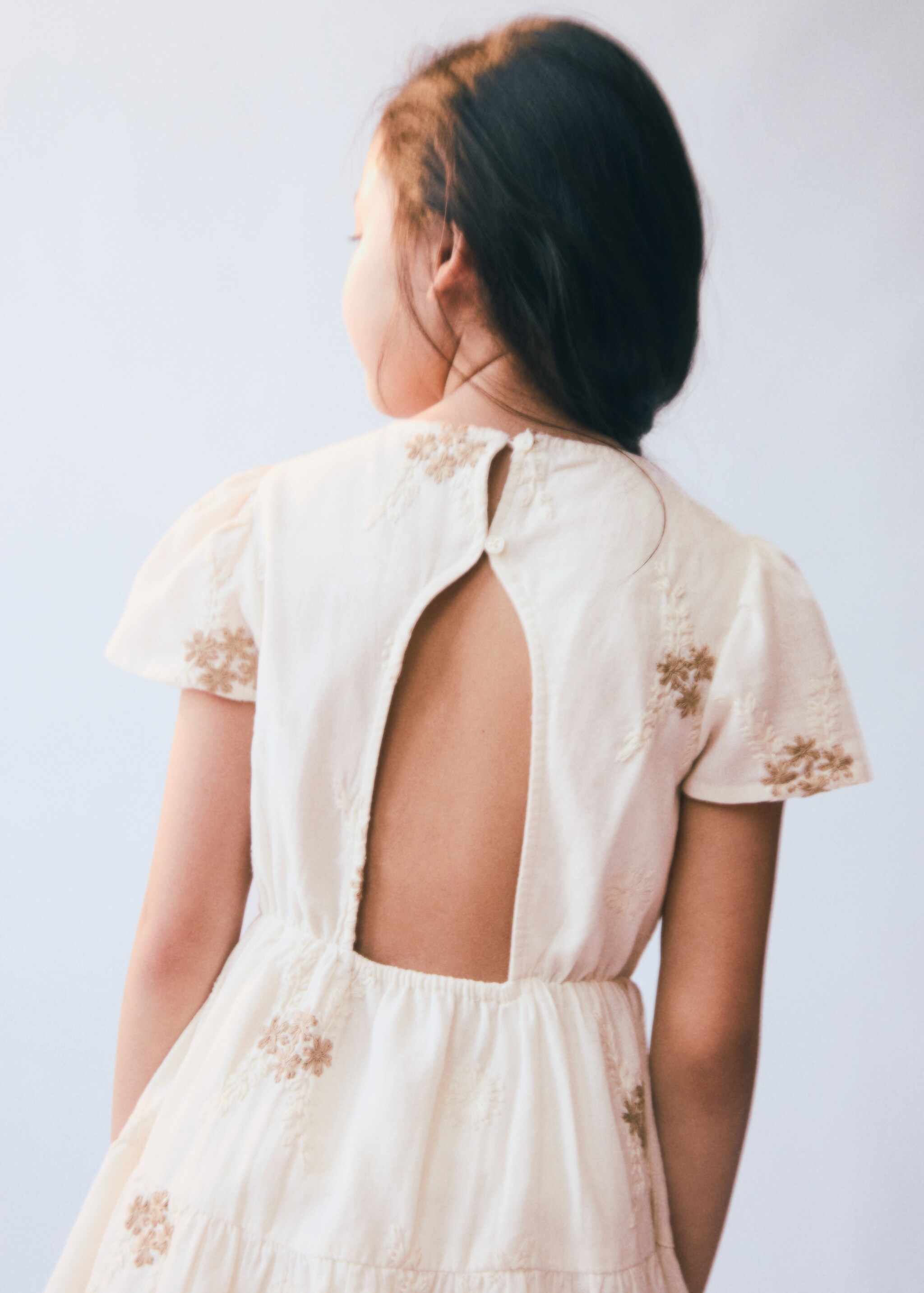 Short dress with embroidered detail - Details of the article 5