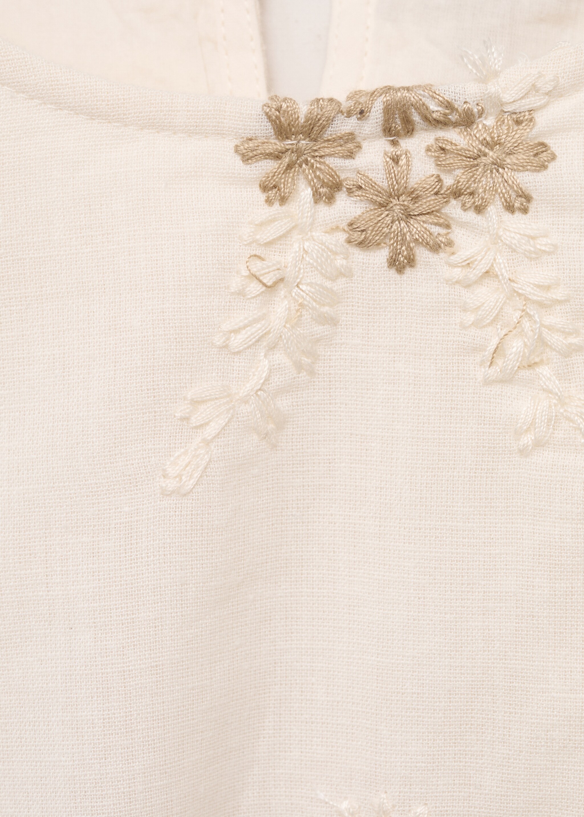 Short dress with embroidered detail - Details of the article 8