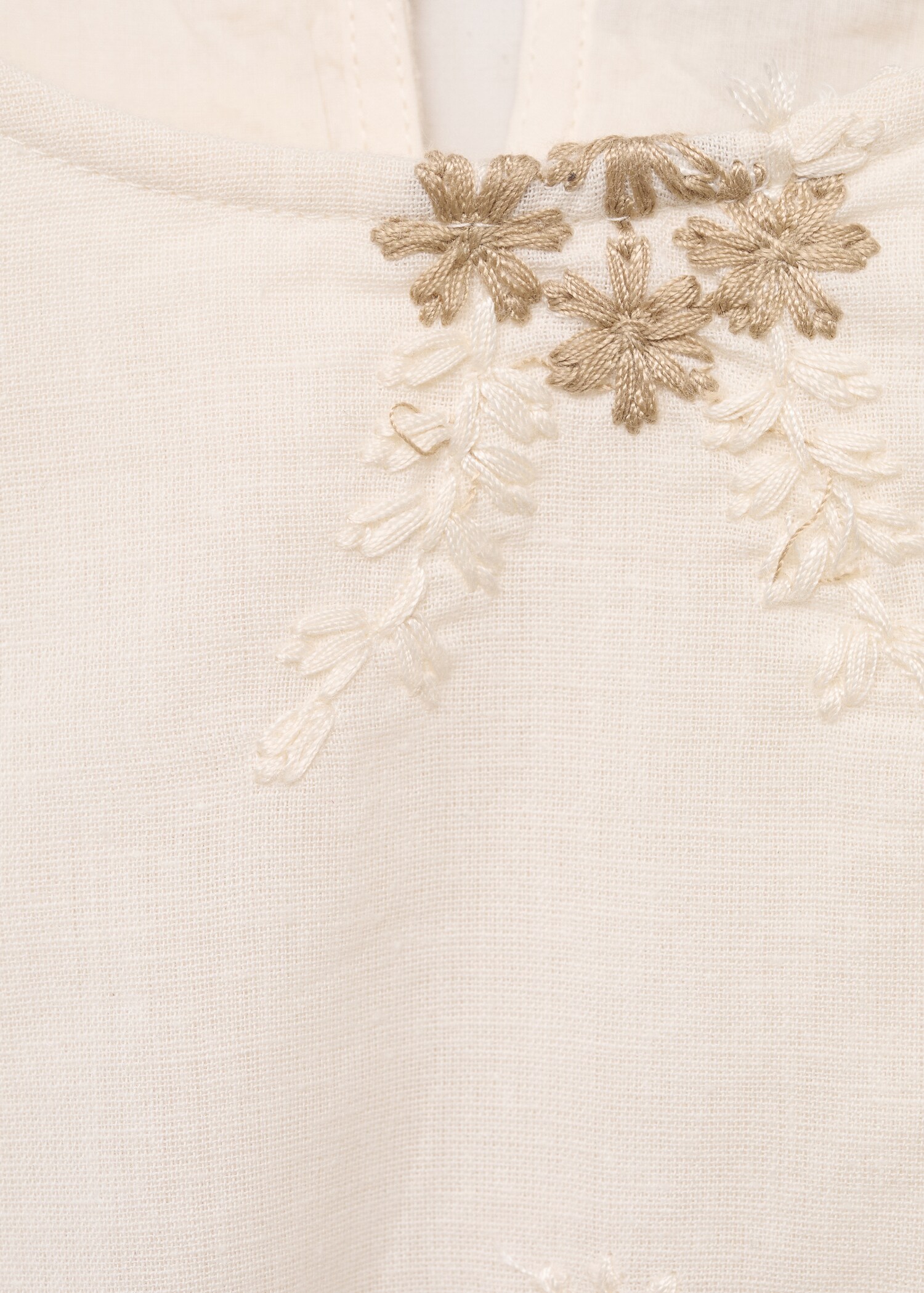 Short dress with embroidered detail - Details of the article 8