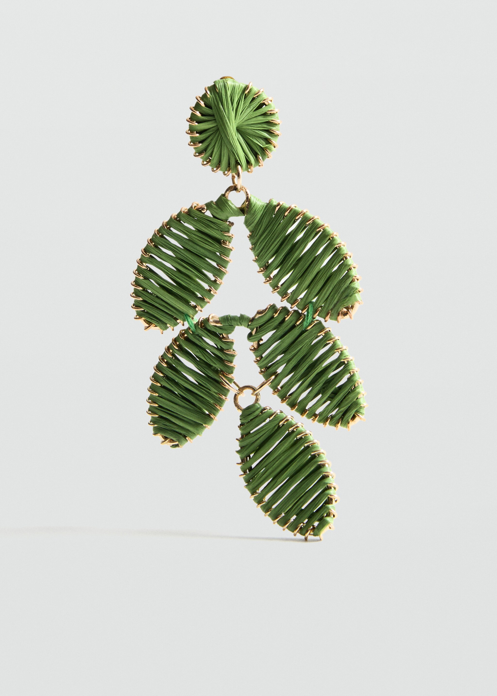 Boucles d'oreilles pendantes design fleuri - Plan moyen