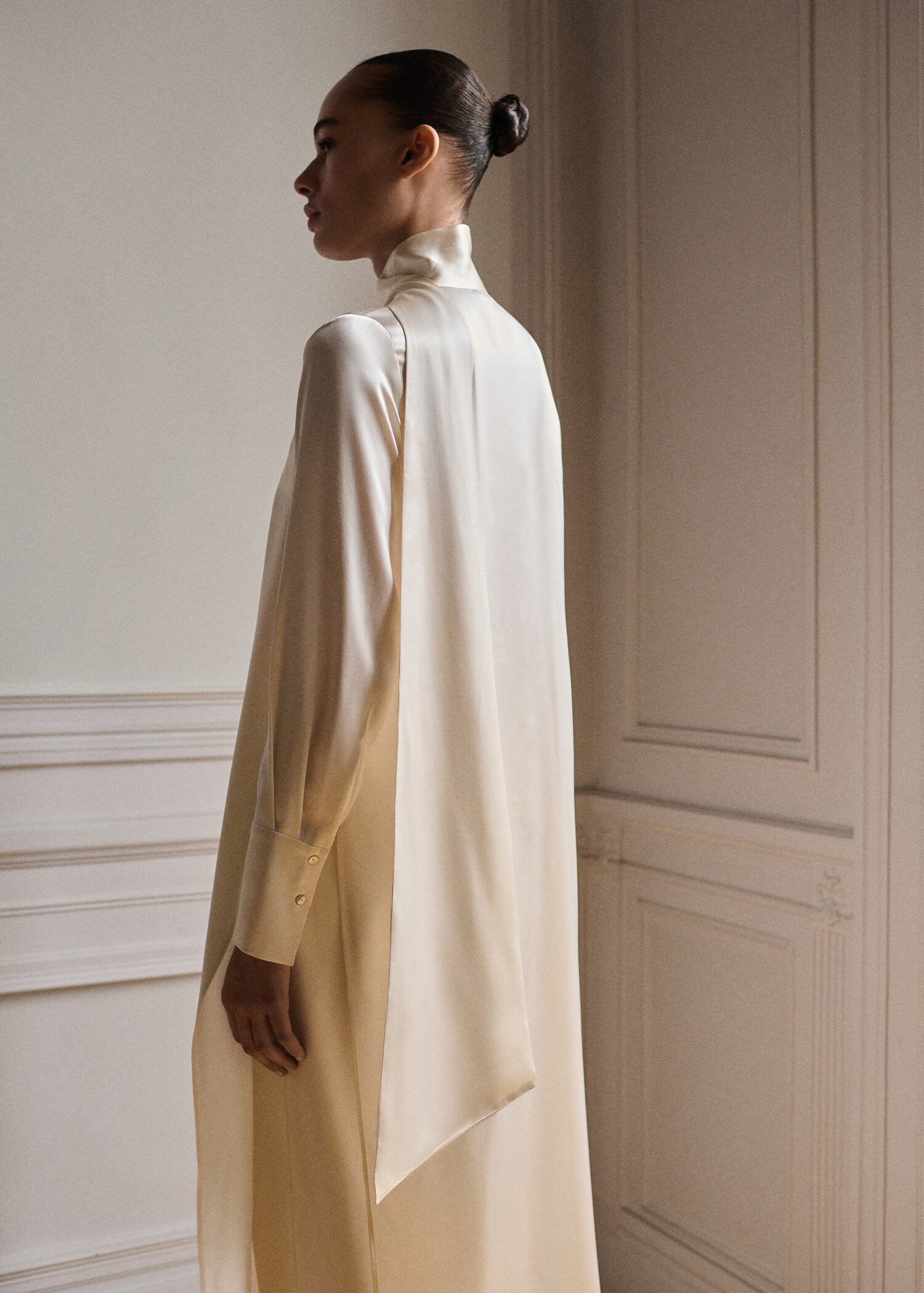 Cape-style silk dress with bow neck - Reverse of the article