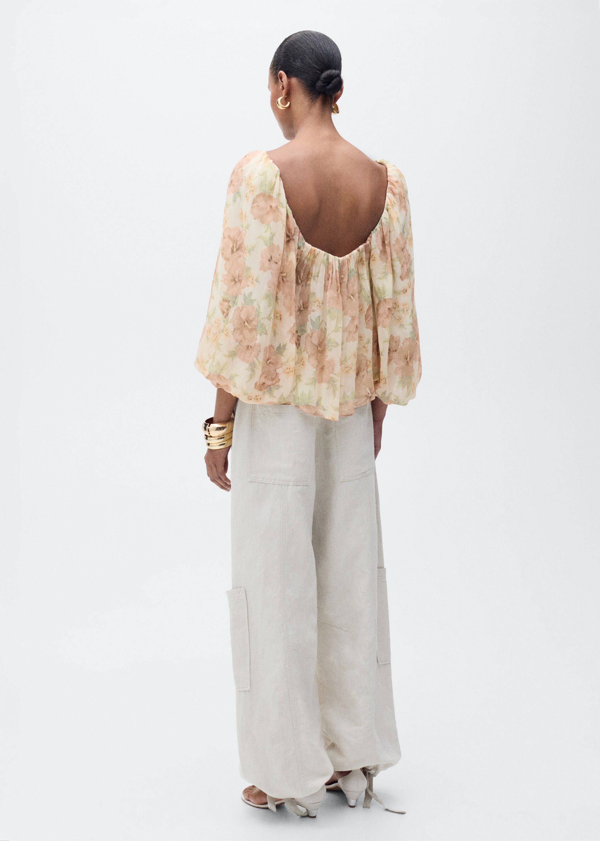 Open-back floral blouse - Reverse of the article