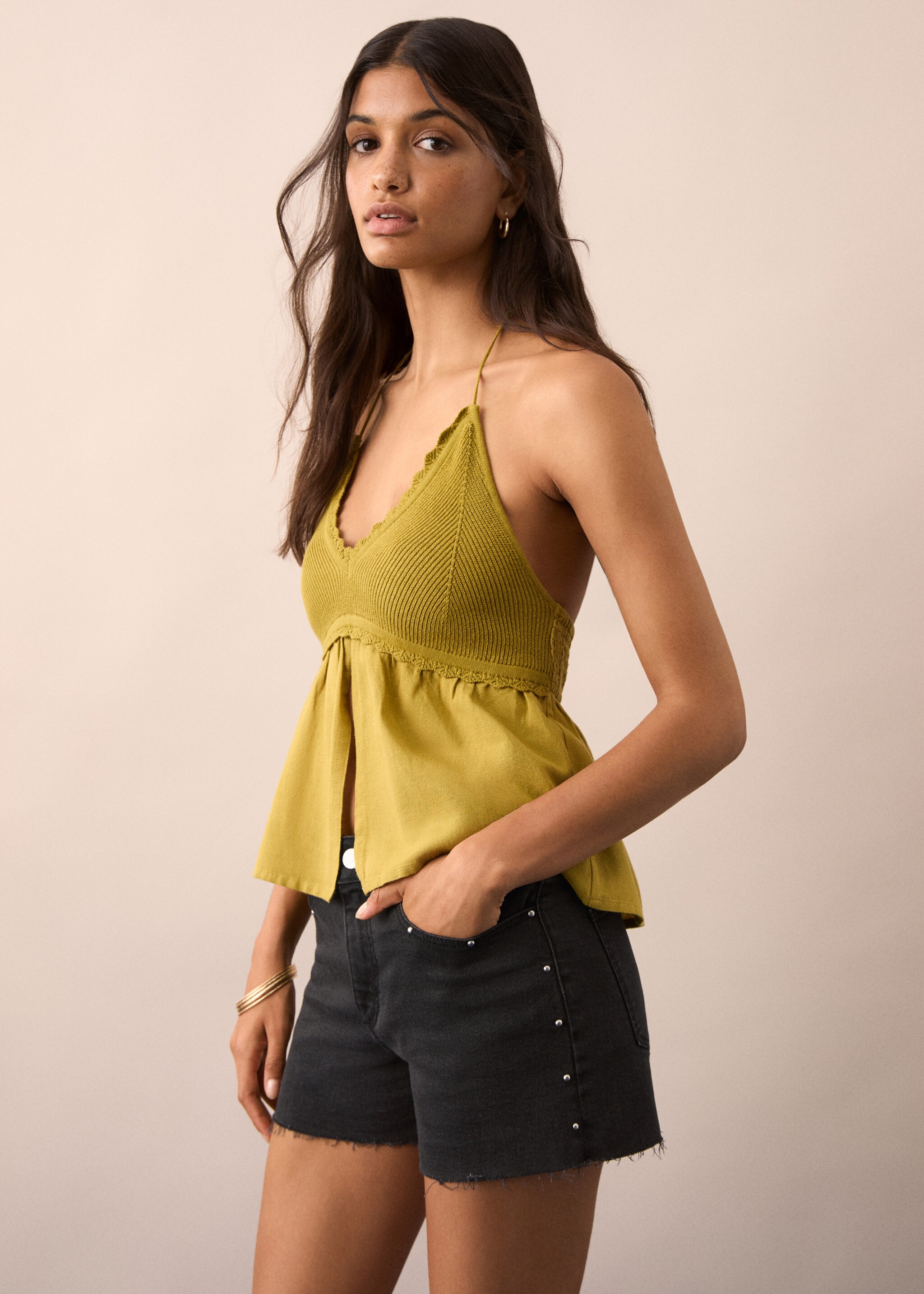 Shorts vaqueros tachuelas - Plano medio