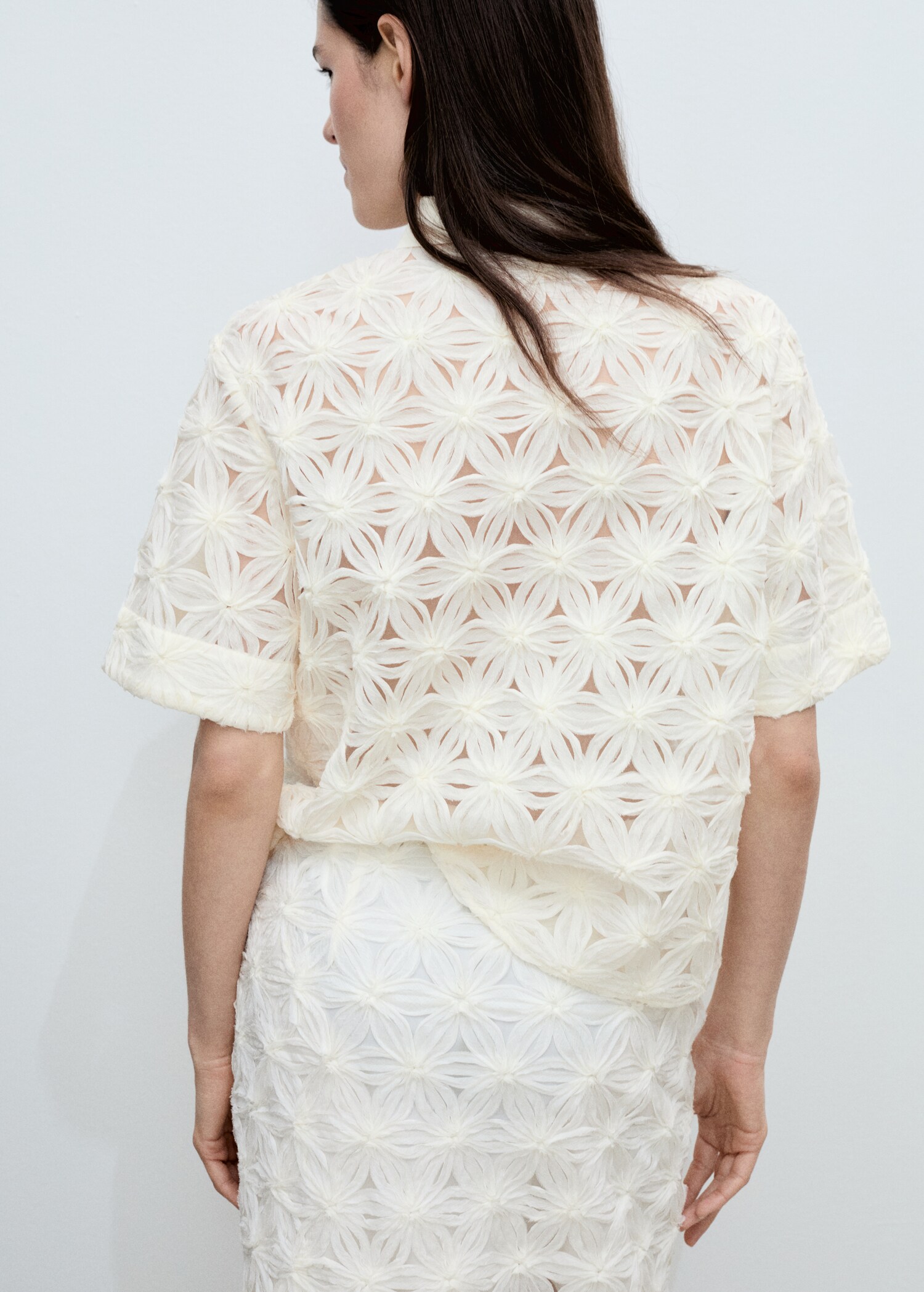 Camisa calada textura flores - Reverso del artículo