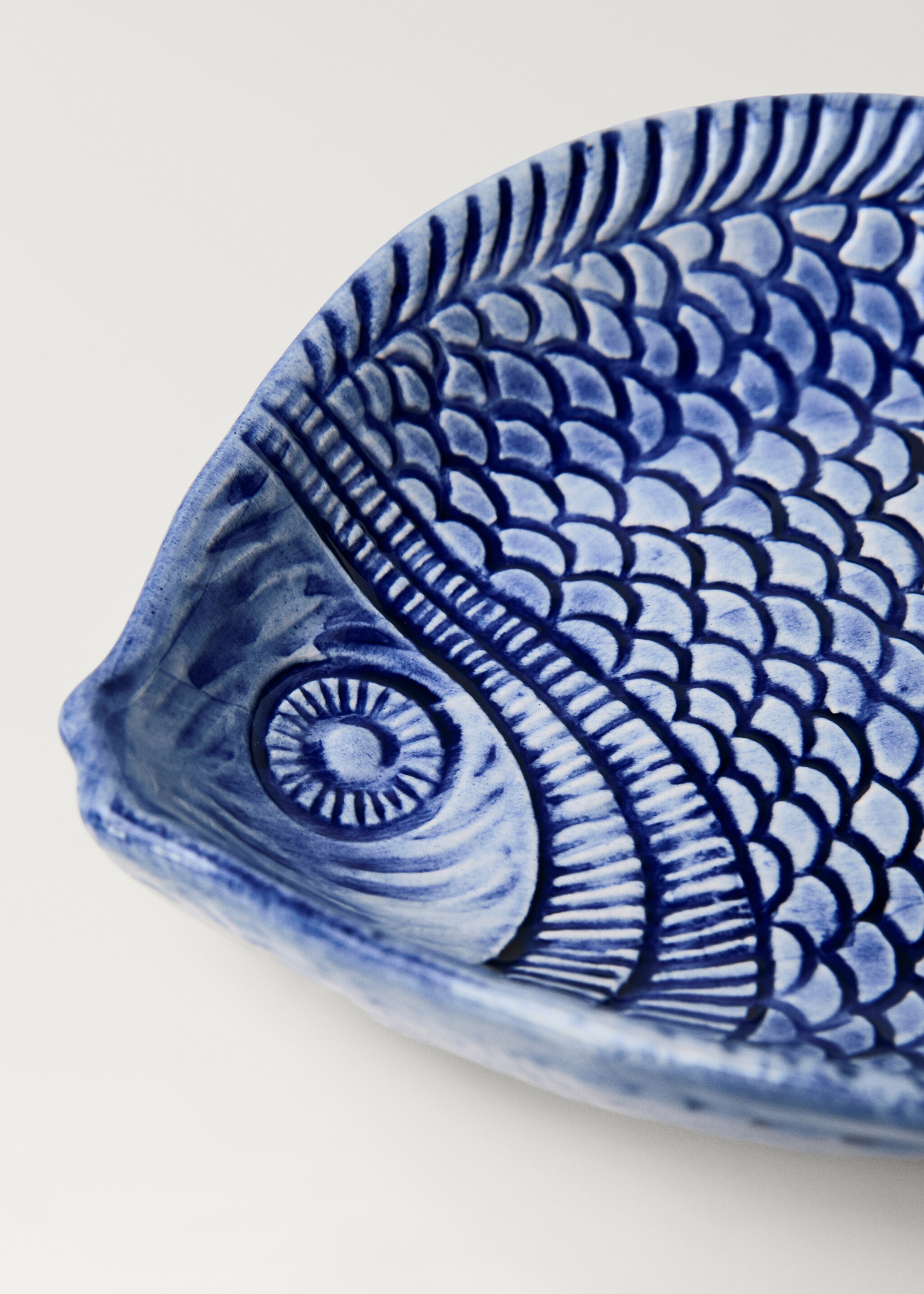 Small stoneware fountain with fish relief - Details of the article 2
