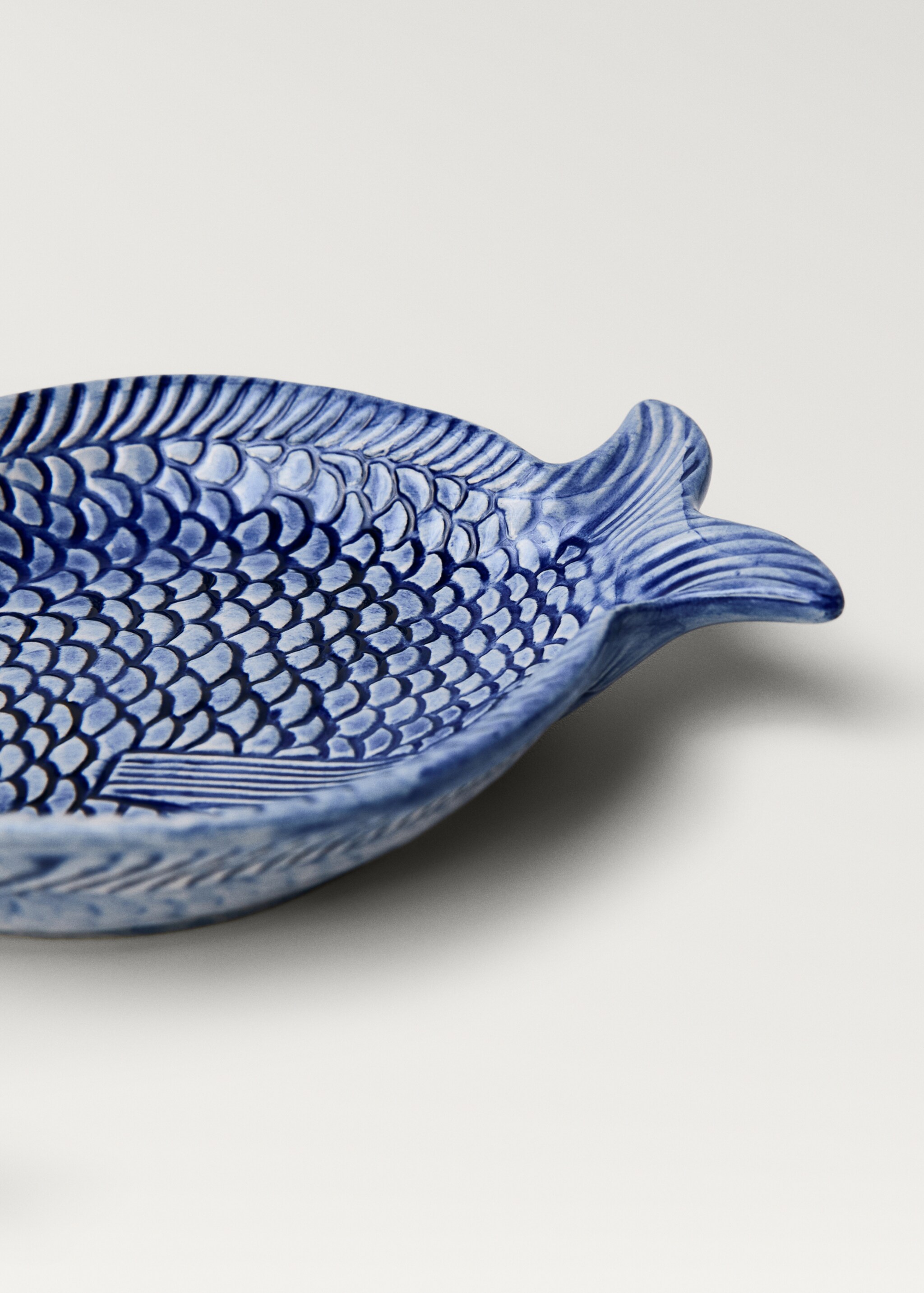 Small stoneware fountain with fish relief - Details of the article 3