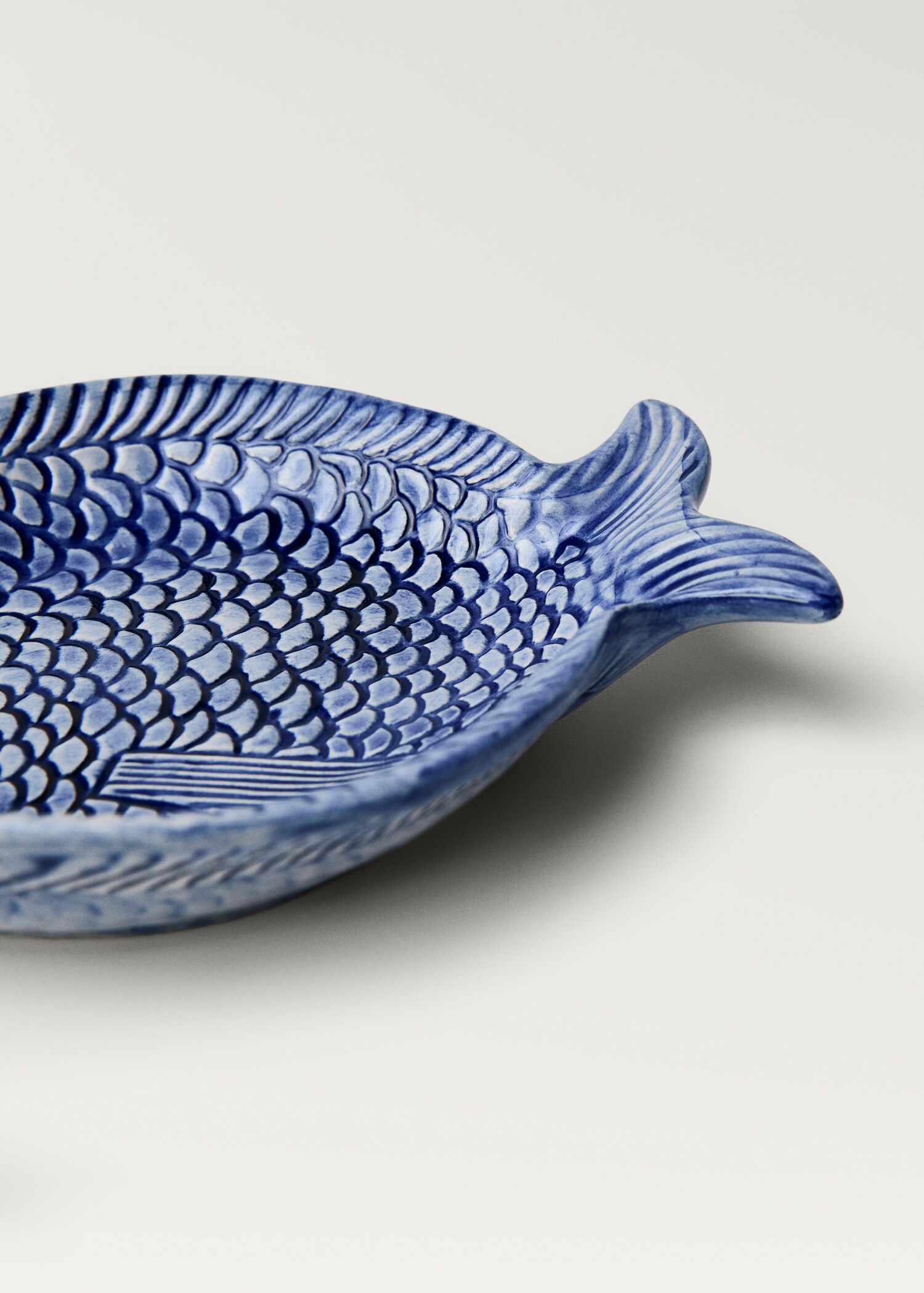 Small stoneware fountain with fish relief - Details of the article 3