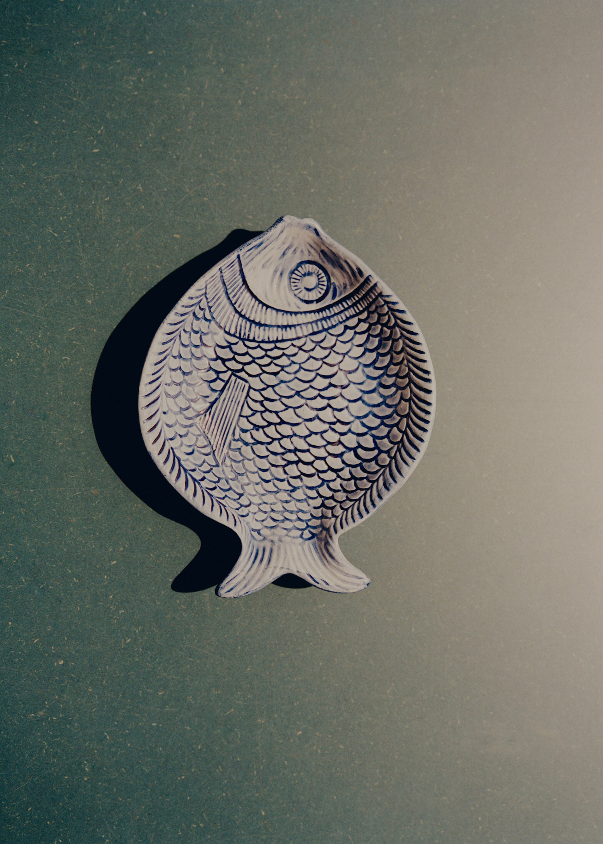 Small stoneware fountain with fish relief - Details of the article 6