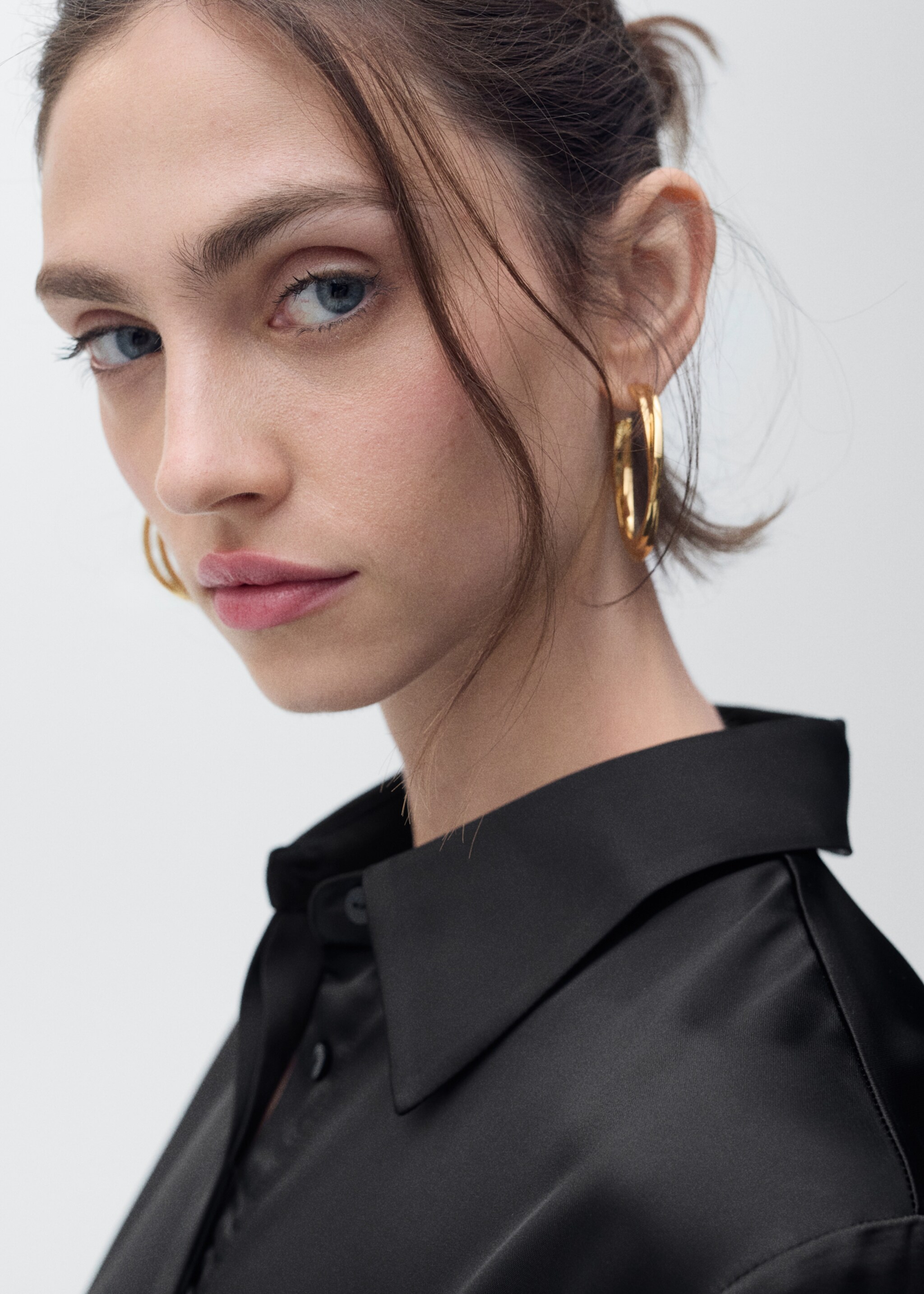 Satin shirt with hidden buttons - Details of the article 1