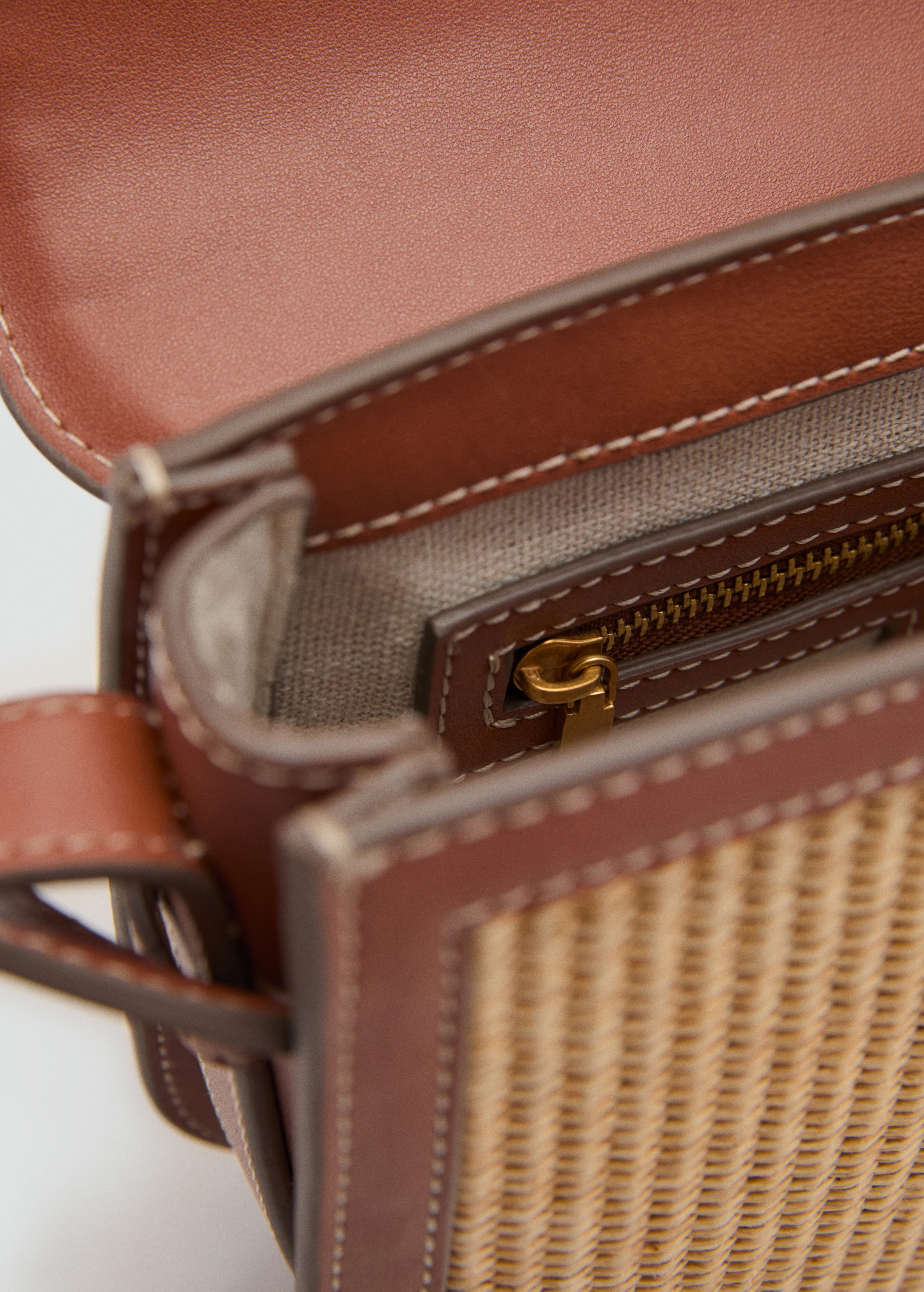 Contrast canvas shoulder bag - Details of the article 4