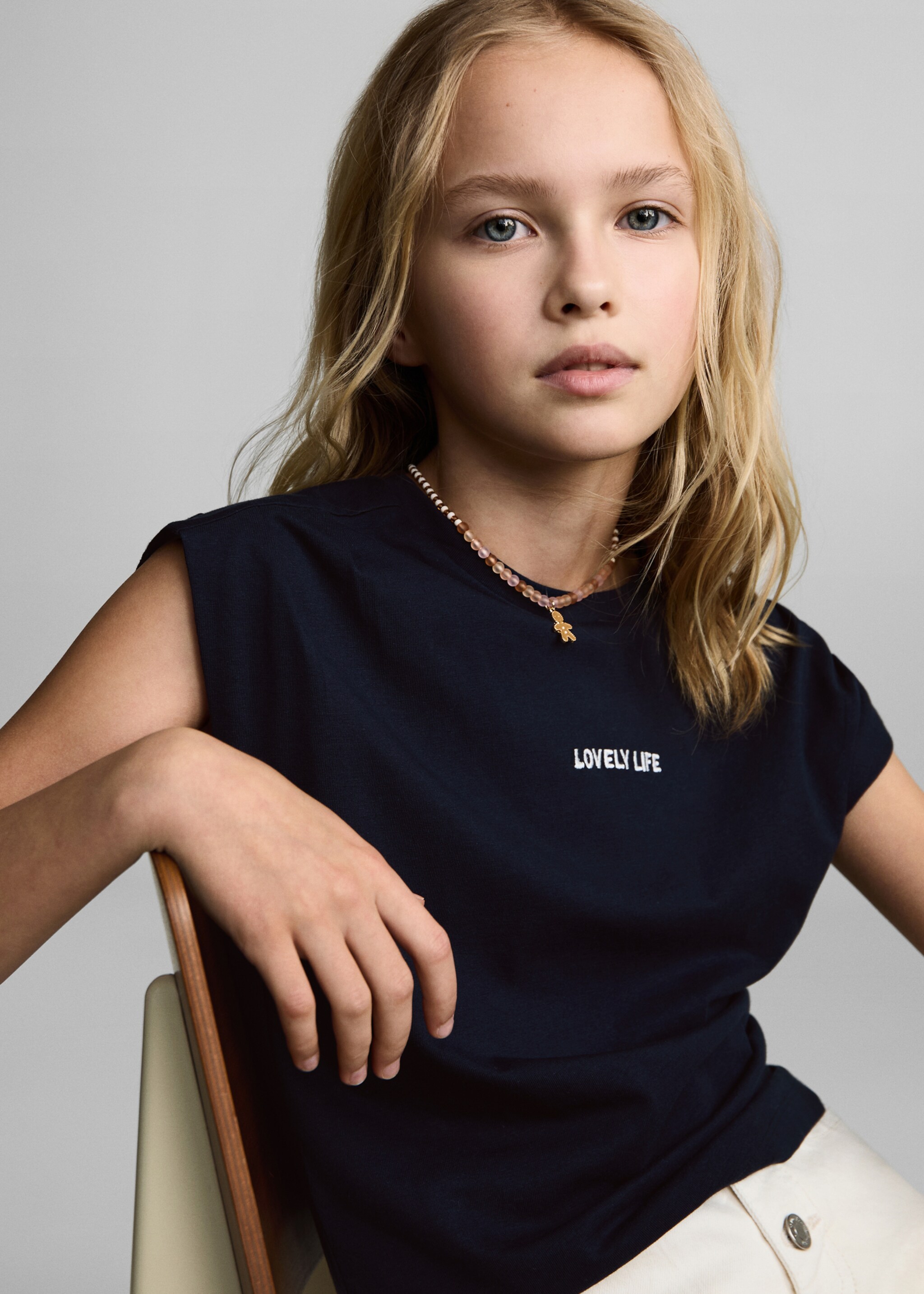 T-shirt with message and pleated shoulders - Details of the article 1