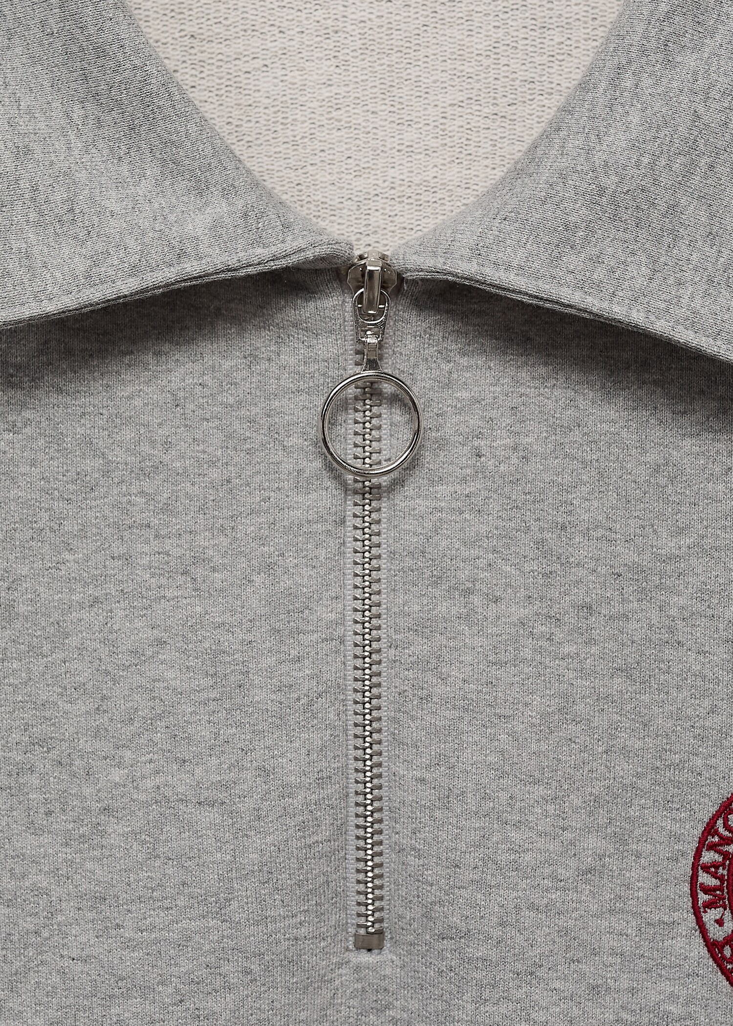 Sweatshirt mit halbhohem Kragen und Reißverschluss - Detail des Artikels 8