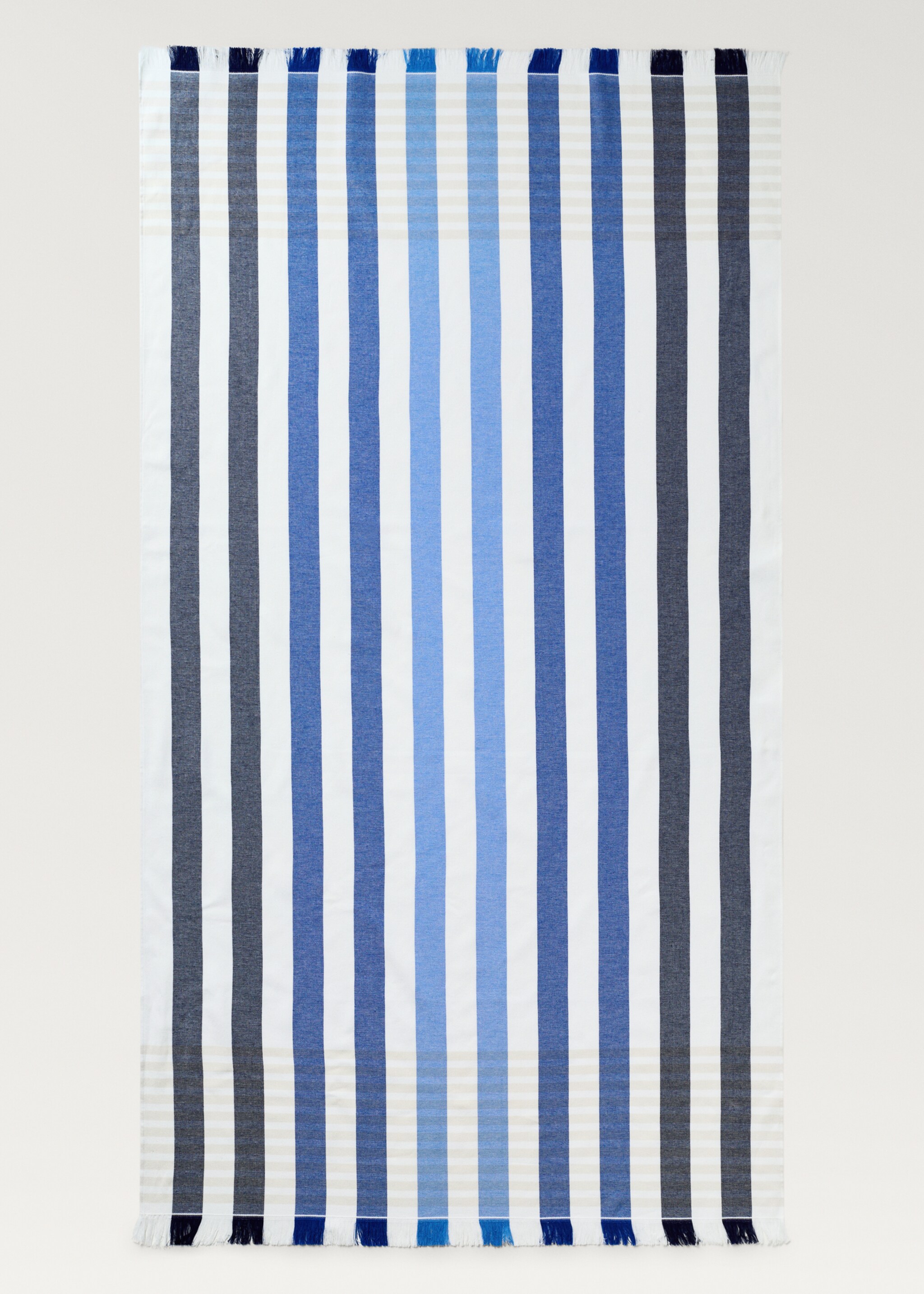 Beach towel with multi-coloured stripes and fringes - Details of the article 3