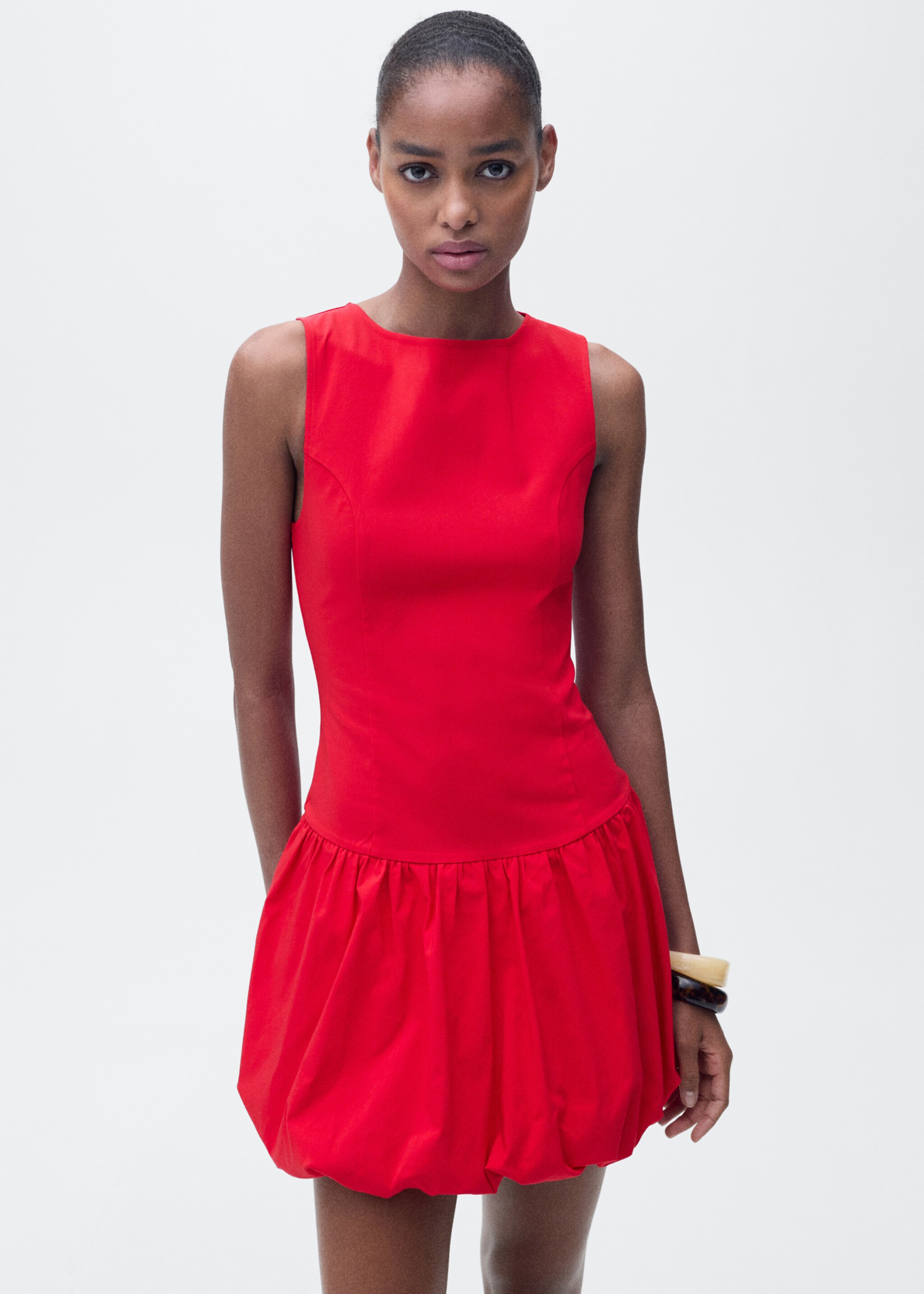 Vestido corto efecto globo - Plano medio