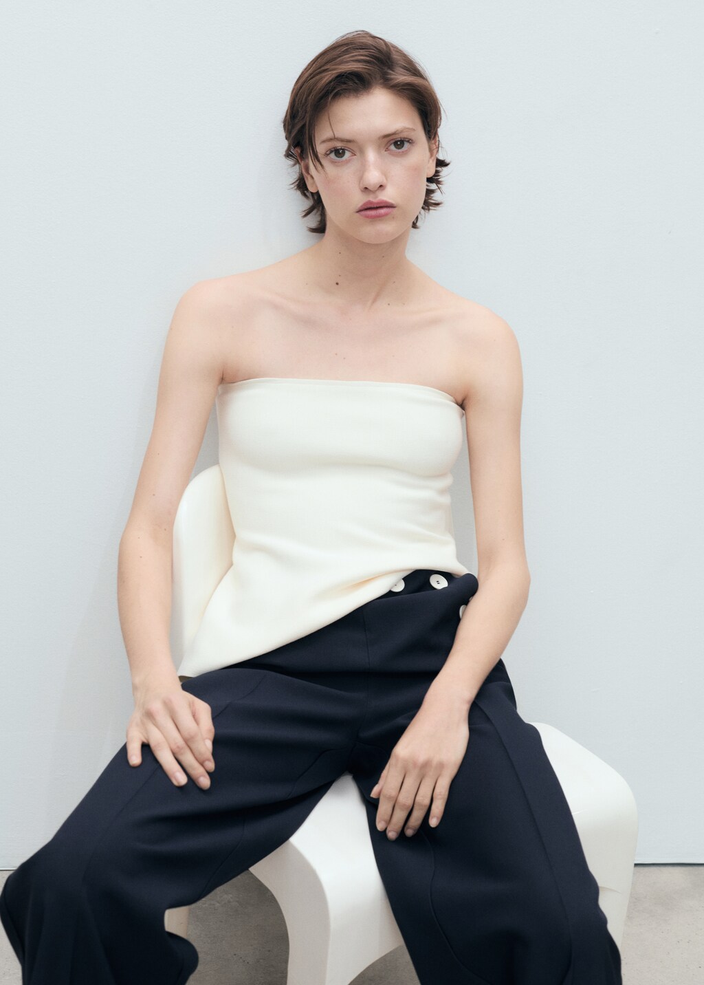 Straight-fit pants with contrasting buttons