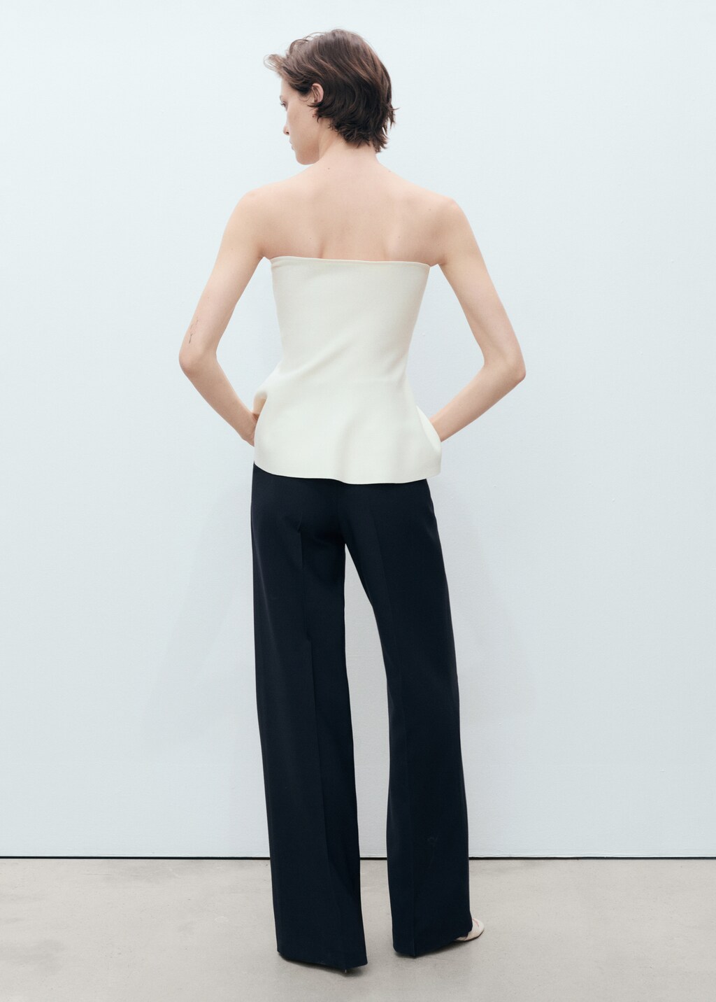 Straight-fit pants with contrasting buttons