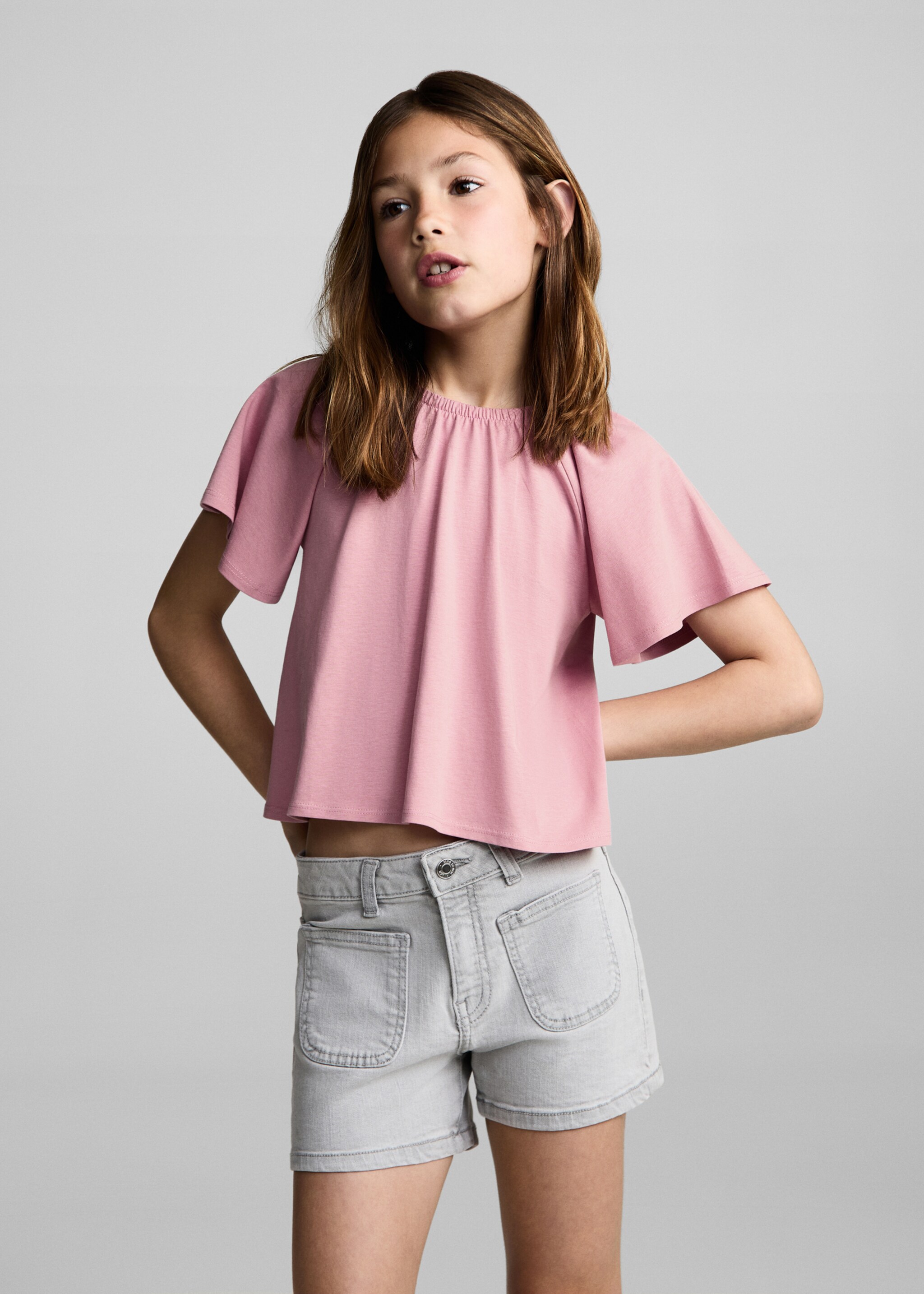 Tricou petrecut la spate - Plan mediu